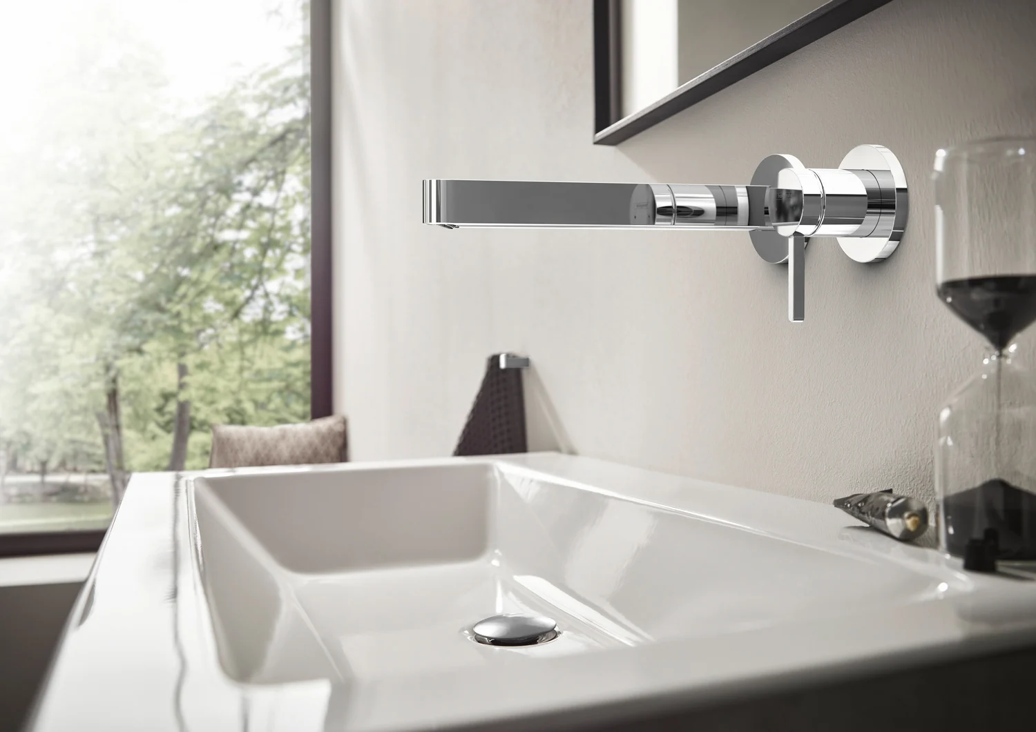 Chromowana bateria umywalkowa z bliska w łazience, hansgrohe