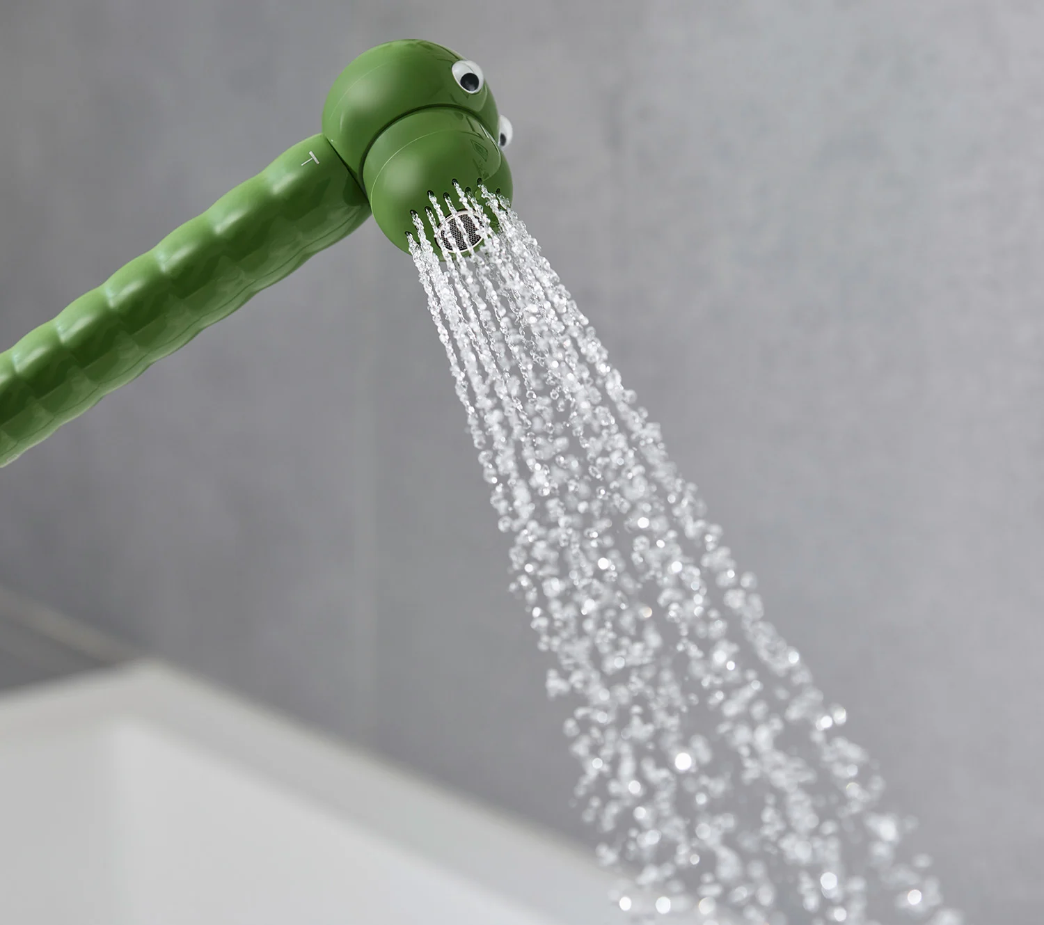 Zielona słuchawka prysznicowa z wodą widok z boku, hansgrohe