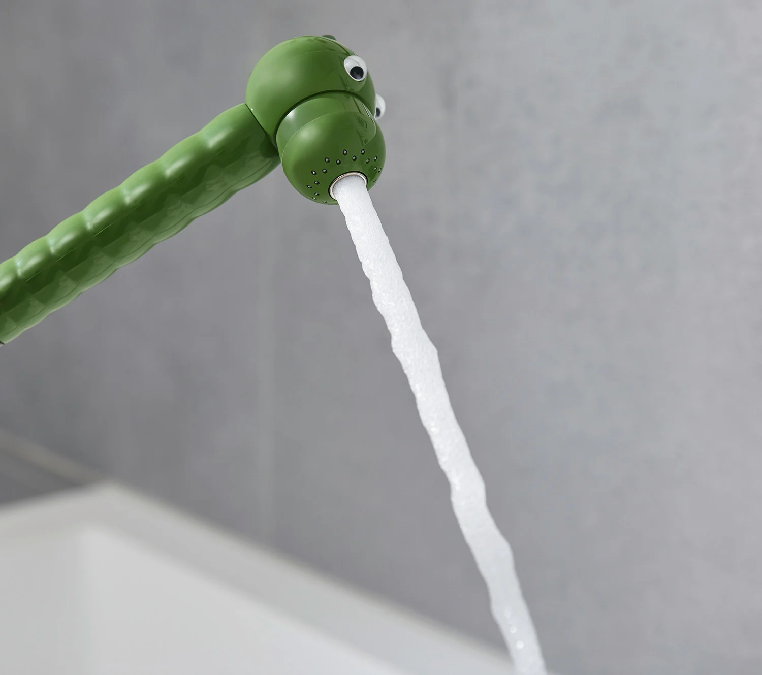 Zielona słuchawka prysznicowa z wodą widok z boku, hansgrohe