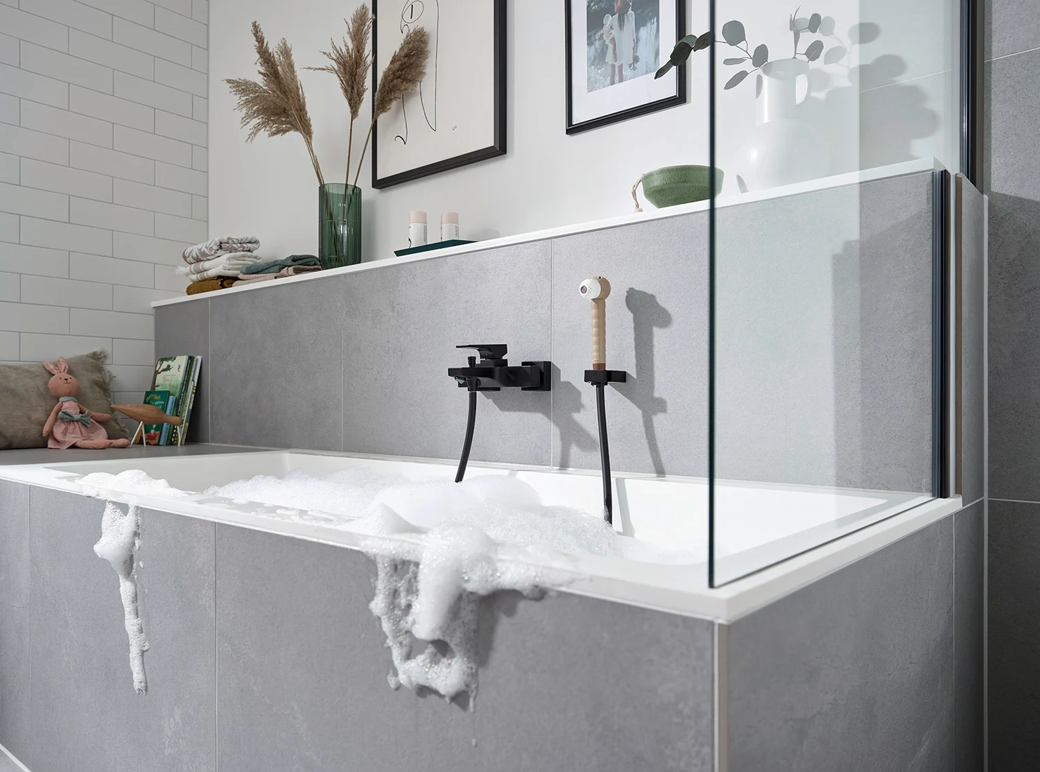 Łazienka z wanną i prysznicem ręcznym, hansgrohe