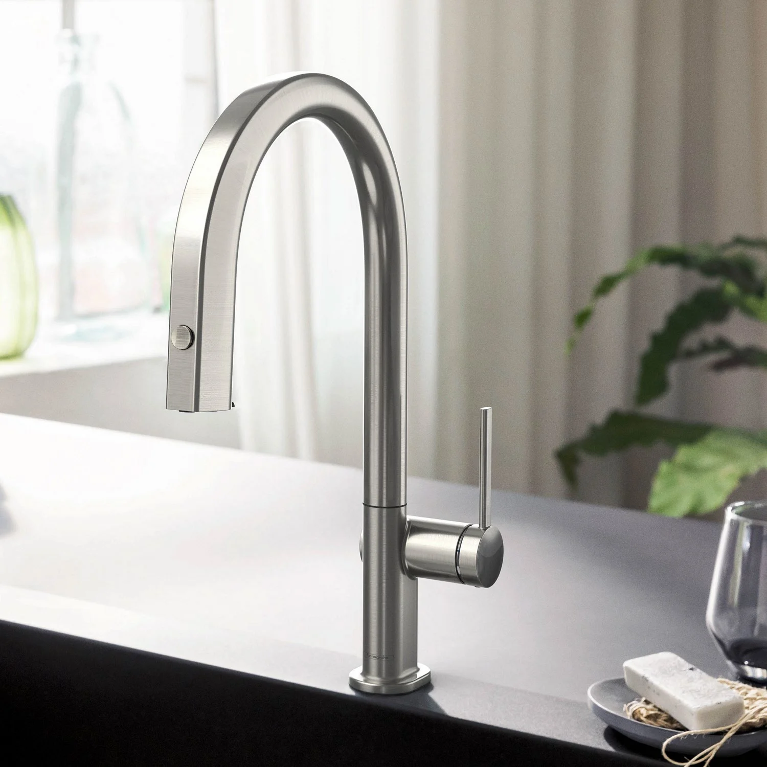 Srebrna bateria kuchenna w nowoczesnej kuchni, hansgrohe