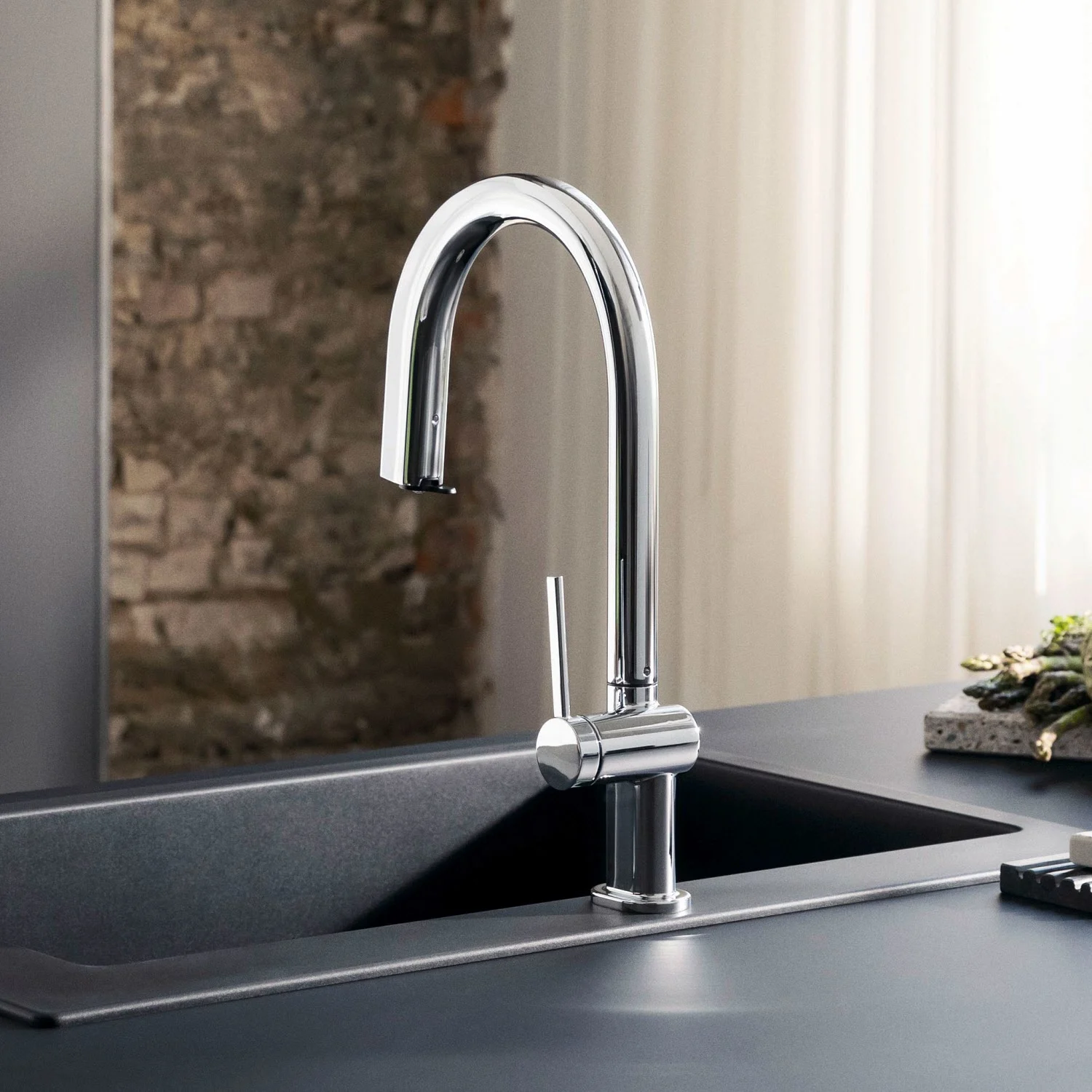 Chromowana bateria kuchenna w nowoczesnej kuchni, hansgrohe