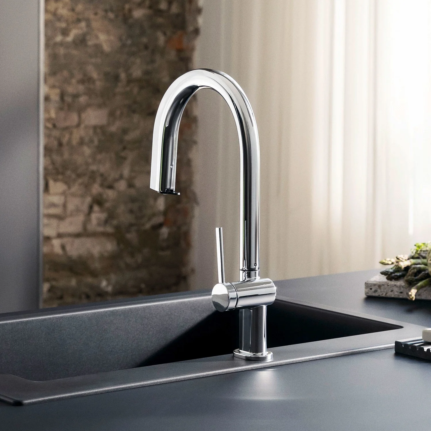 Chromowana bateria kuchenna na ciemnym blacie, hansgrohe