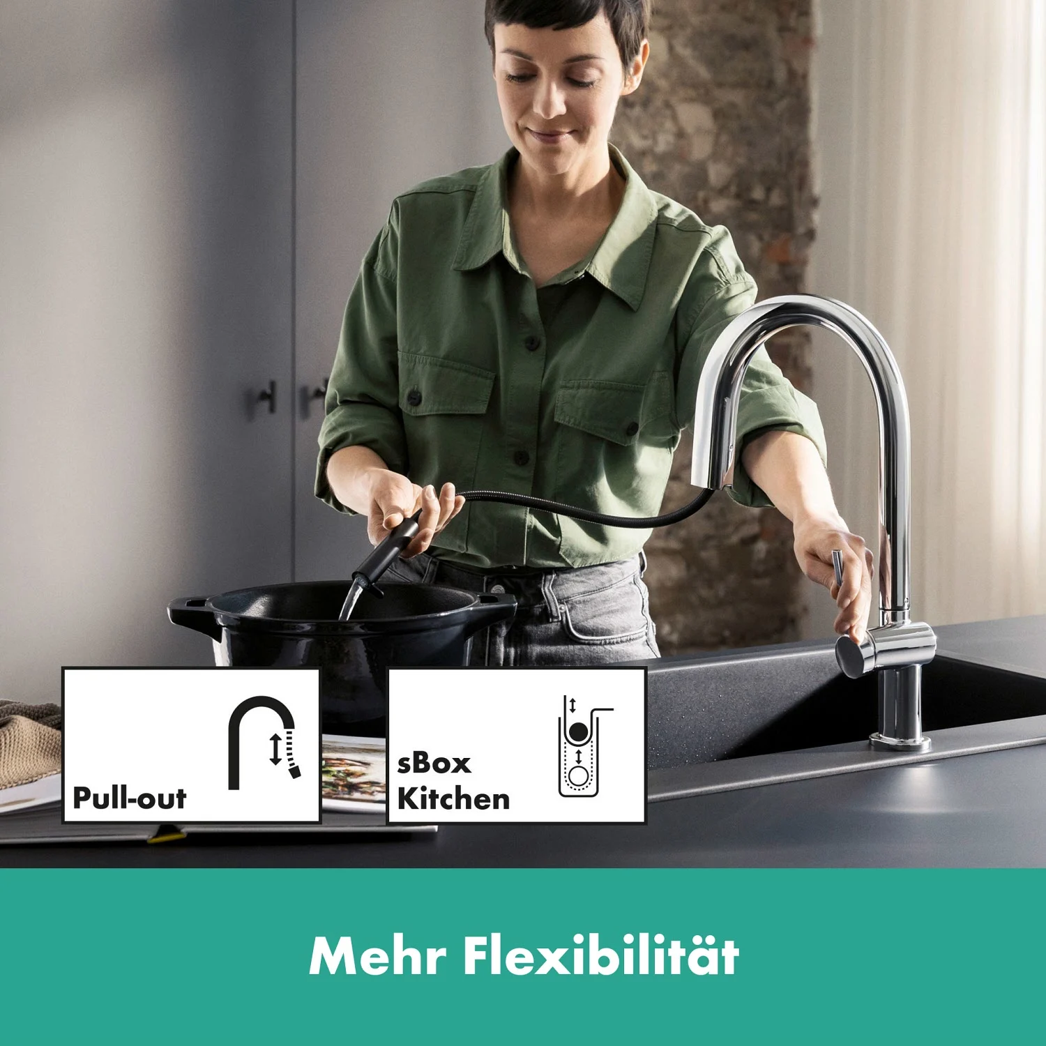 Kobieta używa elastycznej baterii kuchennej, hansgrohe