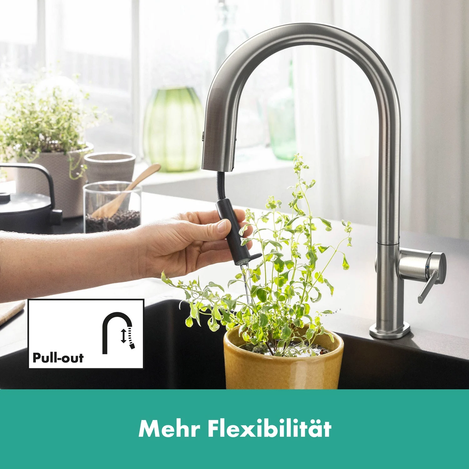 Stalowa bateria kuchenna z elastycznym wylewem w użyciu, hansgrohe