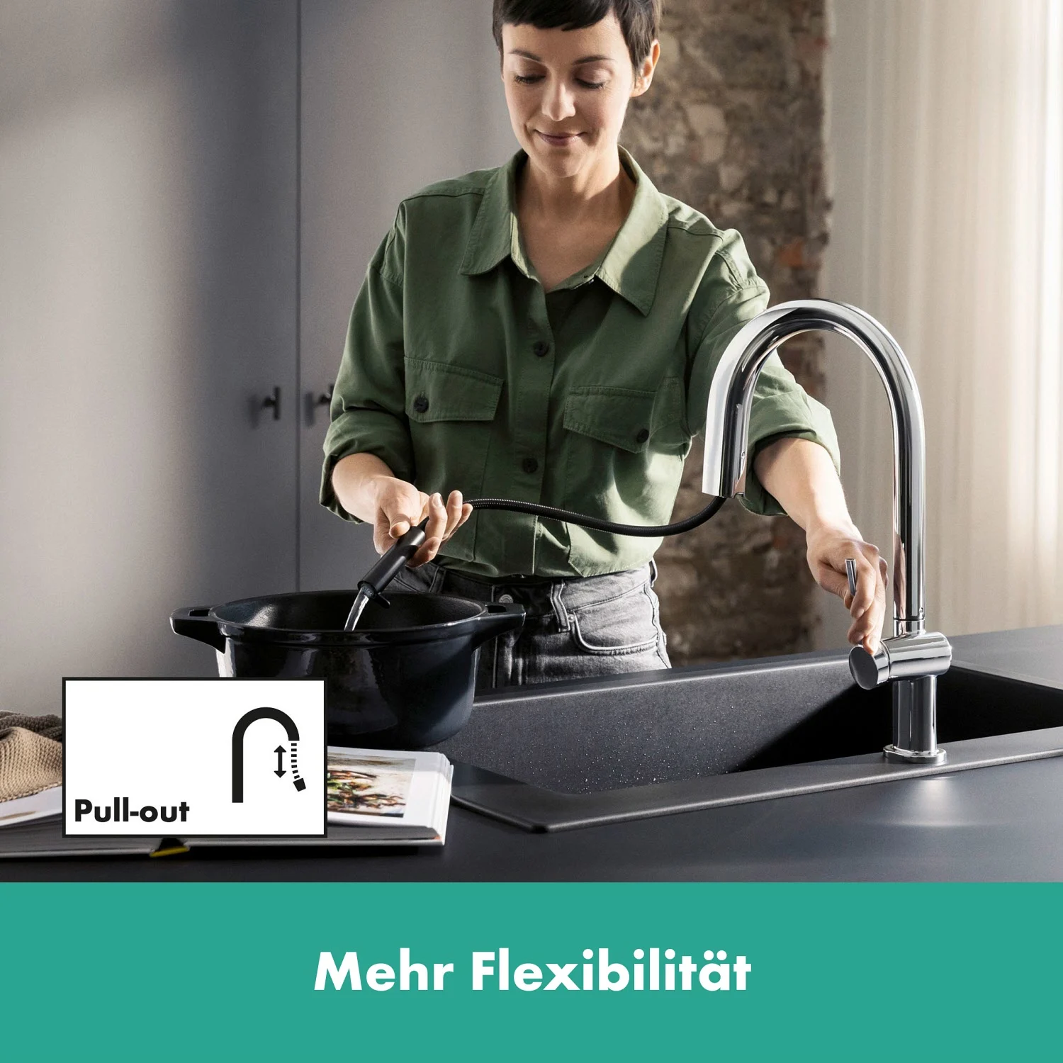 Kobieta używa elastycznej baterii kuchennej, hansgrohe