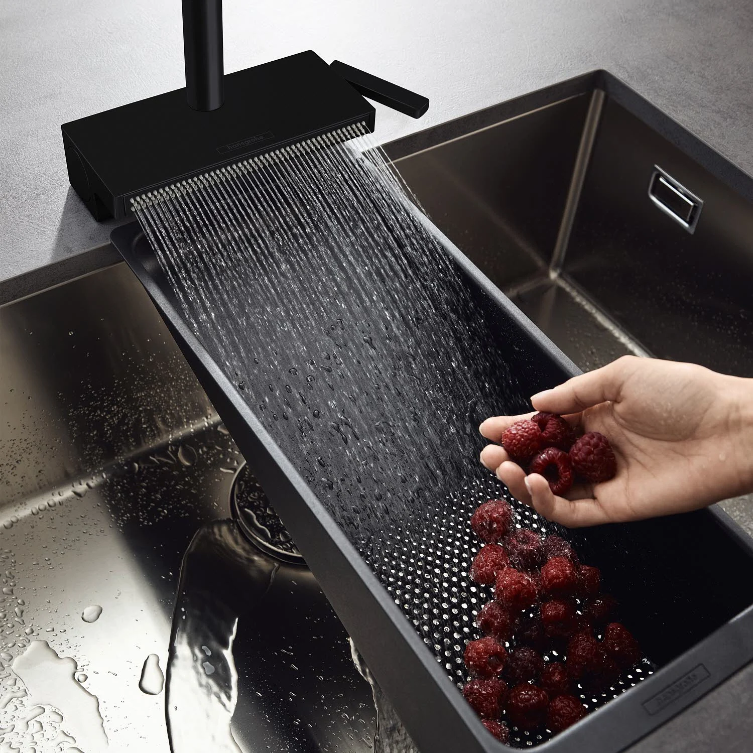 Osoba myjąca jagody pod kranem kuchennym, hansgrohe