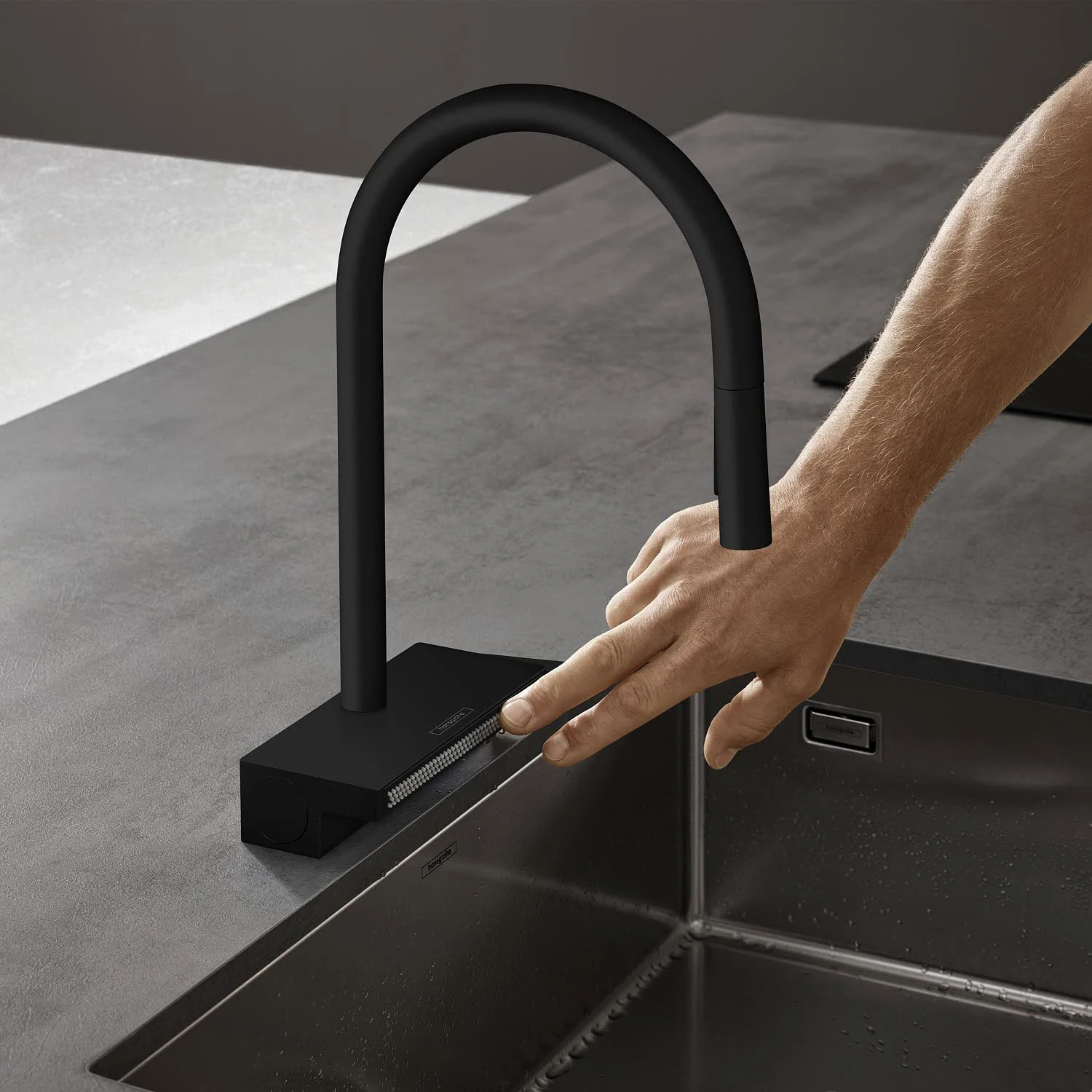 Czarna bateria kuchenna z obsługą ręczną przy zlewie, hansgrohe