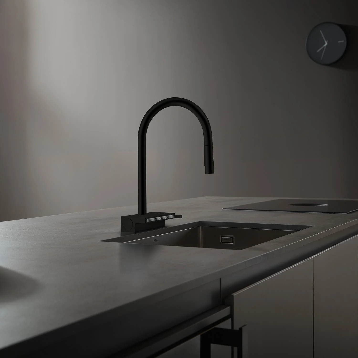 Czarna bateria kuchenna na szarym blacie, hansgrohe