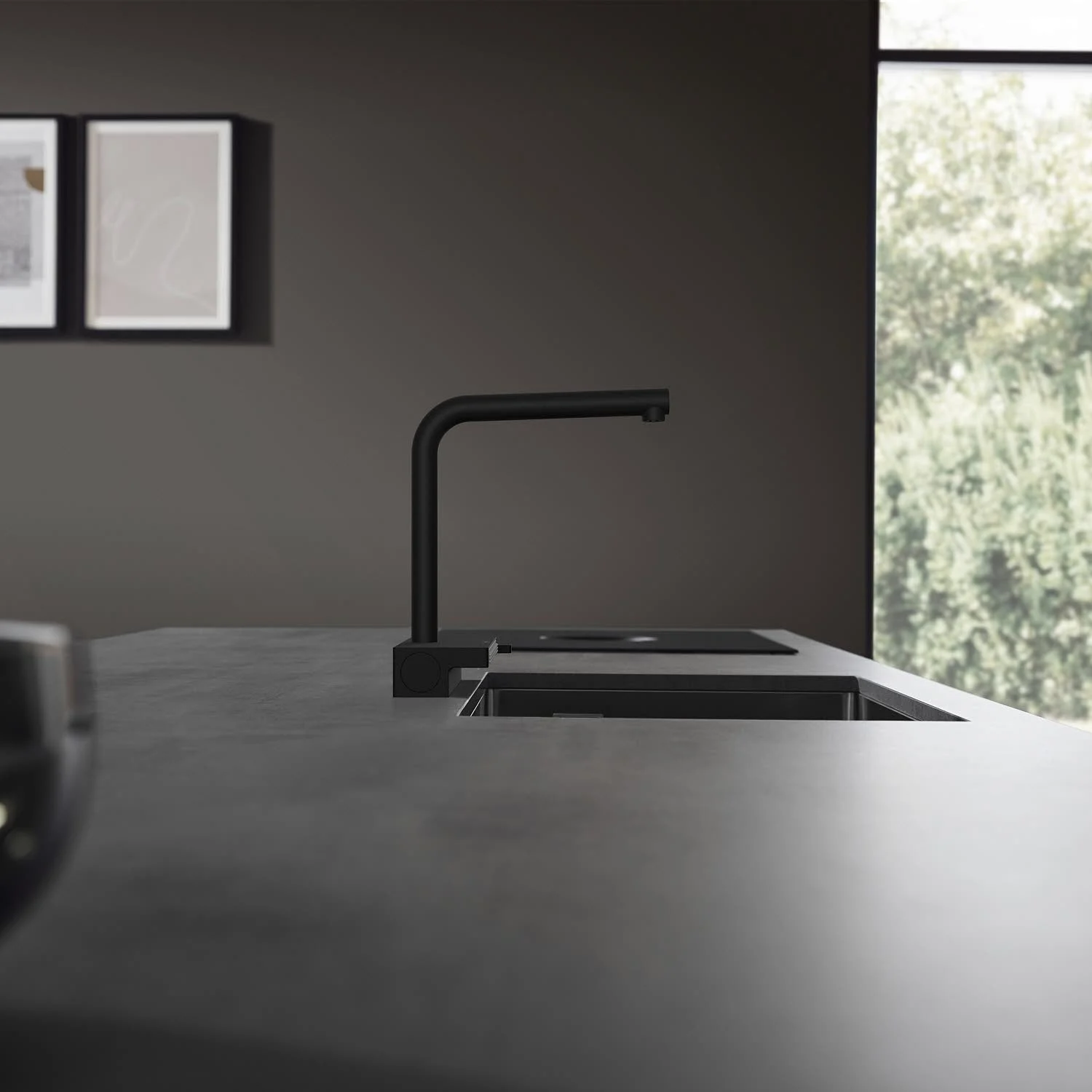 Czarna bateria kuchenna w nowoczesnej kuchni, hansgrohe