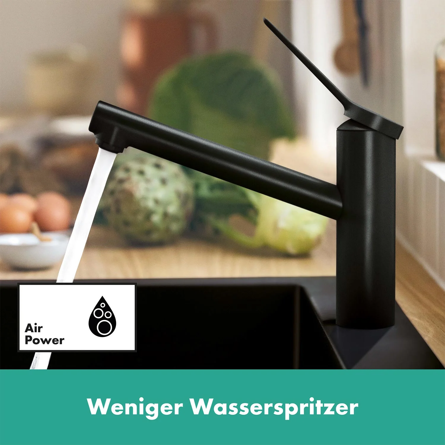 Zbliżenie na baterię kuchenną z strumieniem wody, hansgrohe