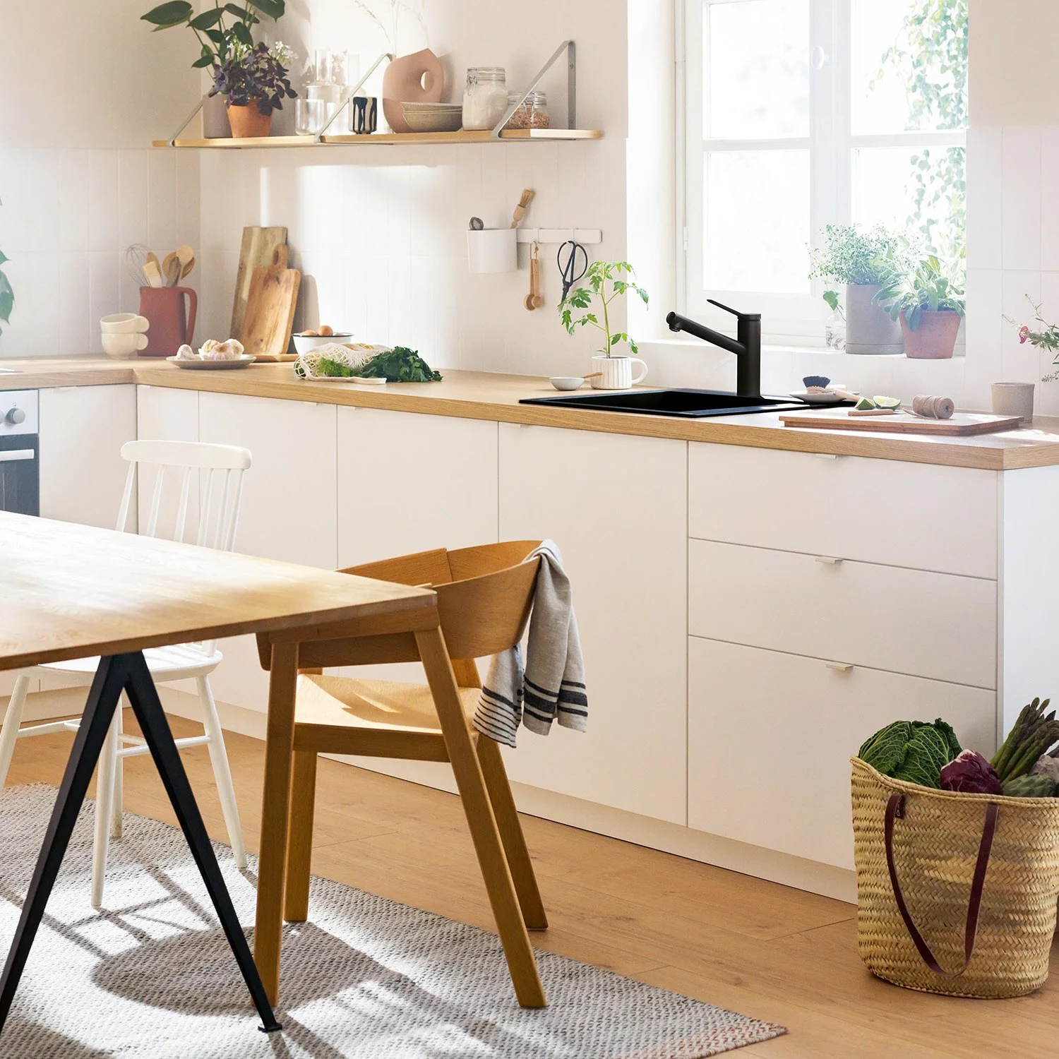 Nowoczesna kuchnia z czarnym kranem i drewnianym blatem, hansgrohe