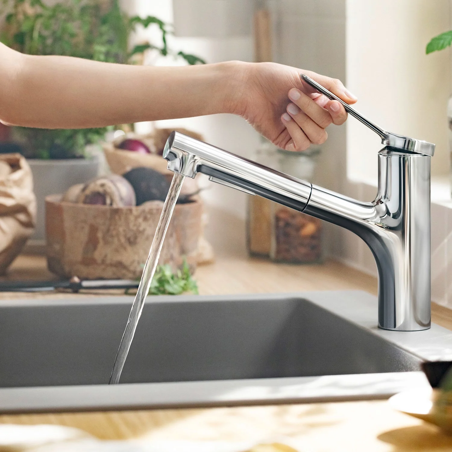 Chromowana bateria kuchenna z bieżącą wodą zbliżenie, hansgrohe