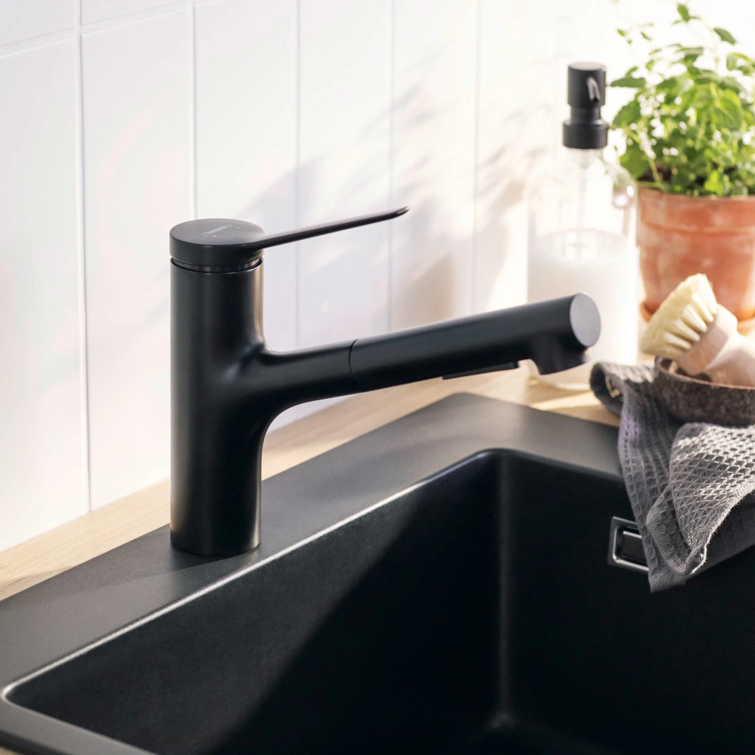 Czarna bateria kuchenna w nowoczesnej kuchni, hansgrohe
