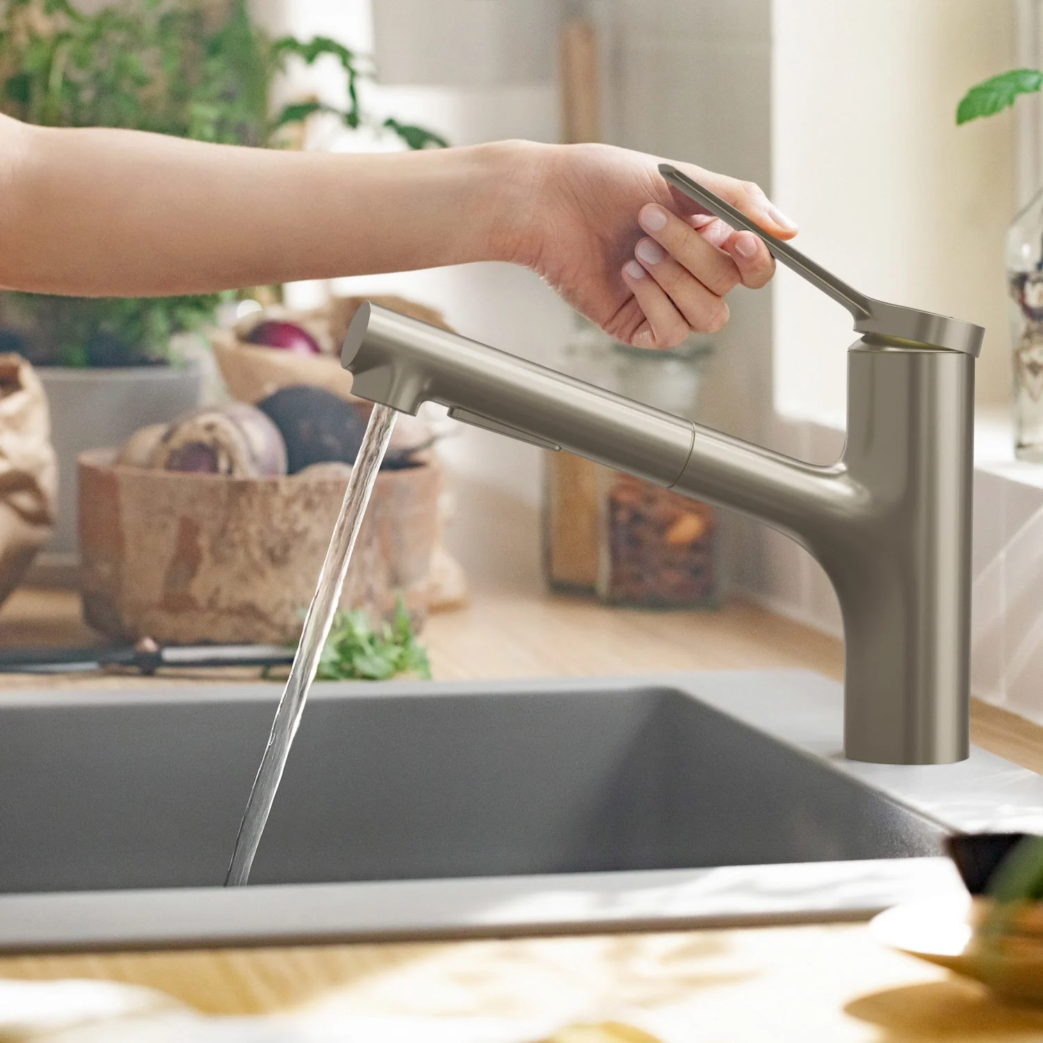 Szara bateria kuchenna z strumieniem wody w zlewie, hansgrohe
