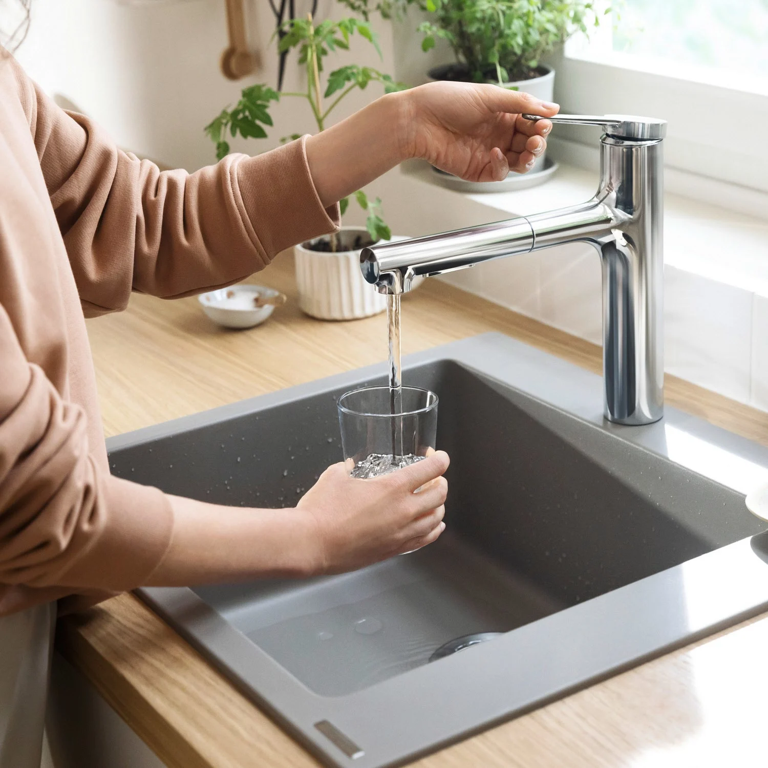 Chromowana bateria kuchenna ze szklanką wody, hansgrohe