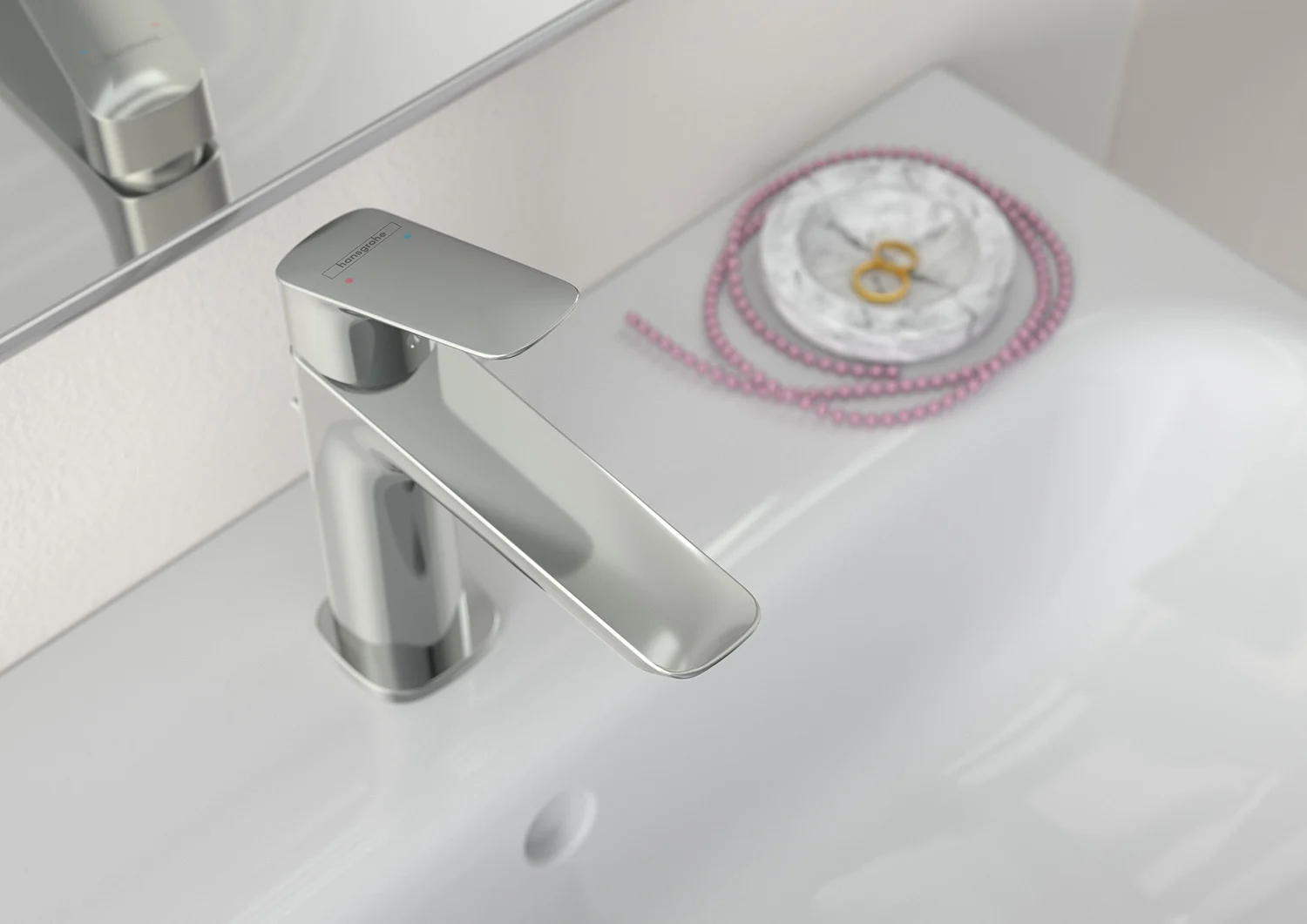 Zbliżenie srebrnej baterii umywalkowej w łazience, hansgrohe