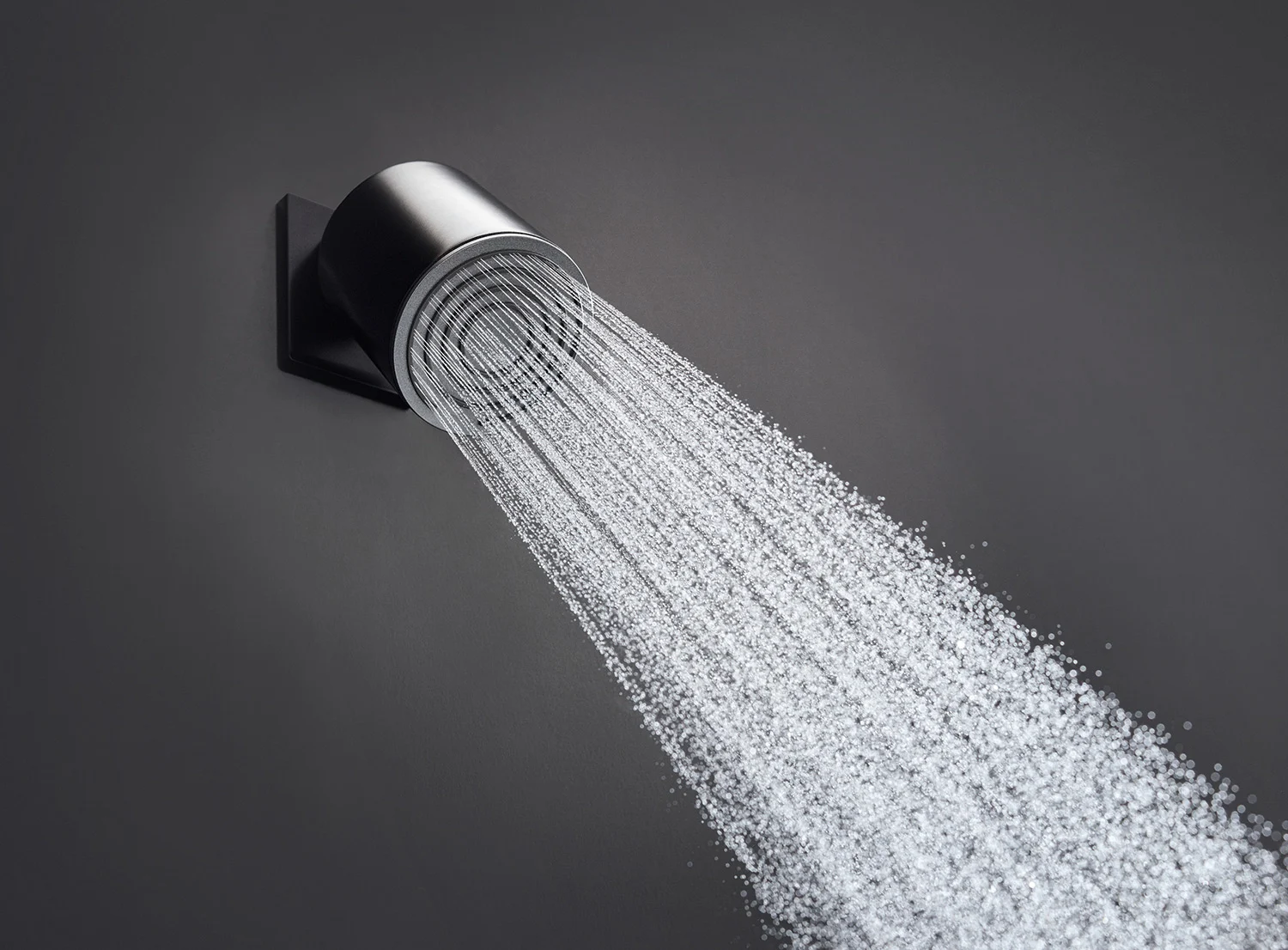 Czarna głowica prysznicowa z wodą widok z boku, hansgrohe
