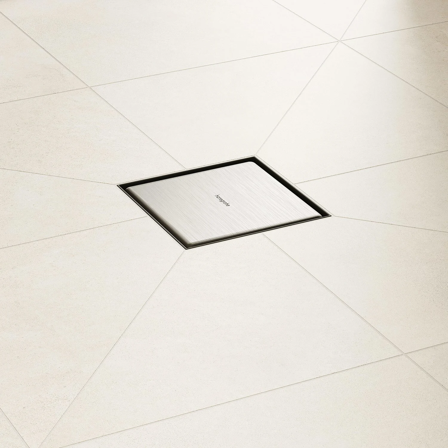 Kwadratowy odpływ punktowy w nowoczesnym otoczeniu prysznica, hansgrohe