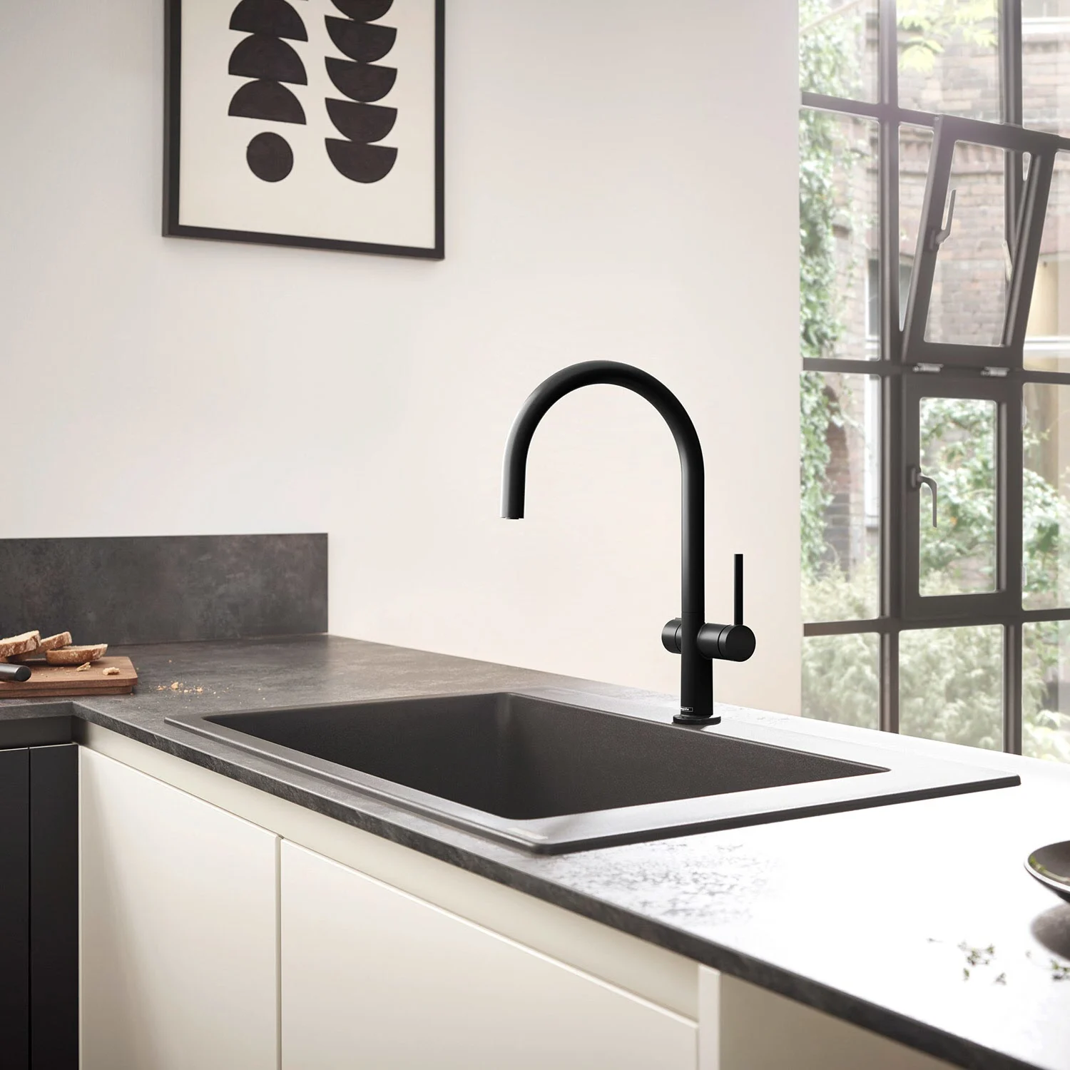 Czarna bateria kuchenna w nowoczesnej kuchni, hansgrohe