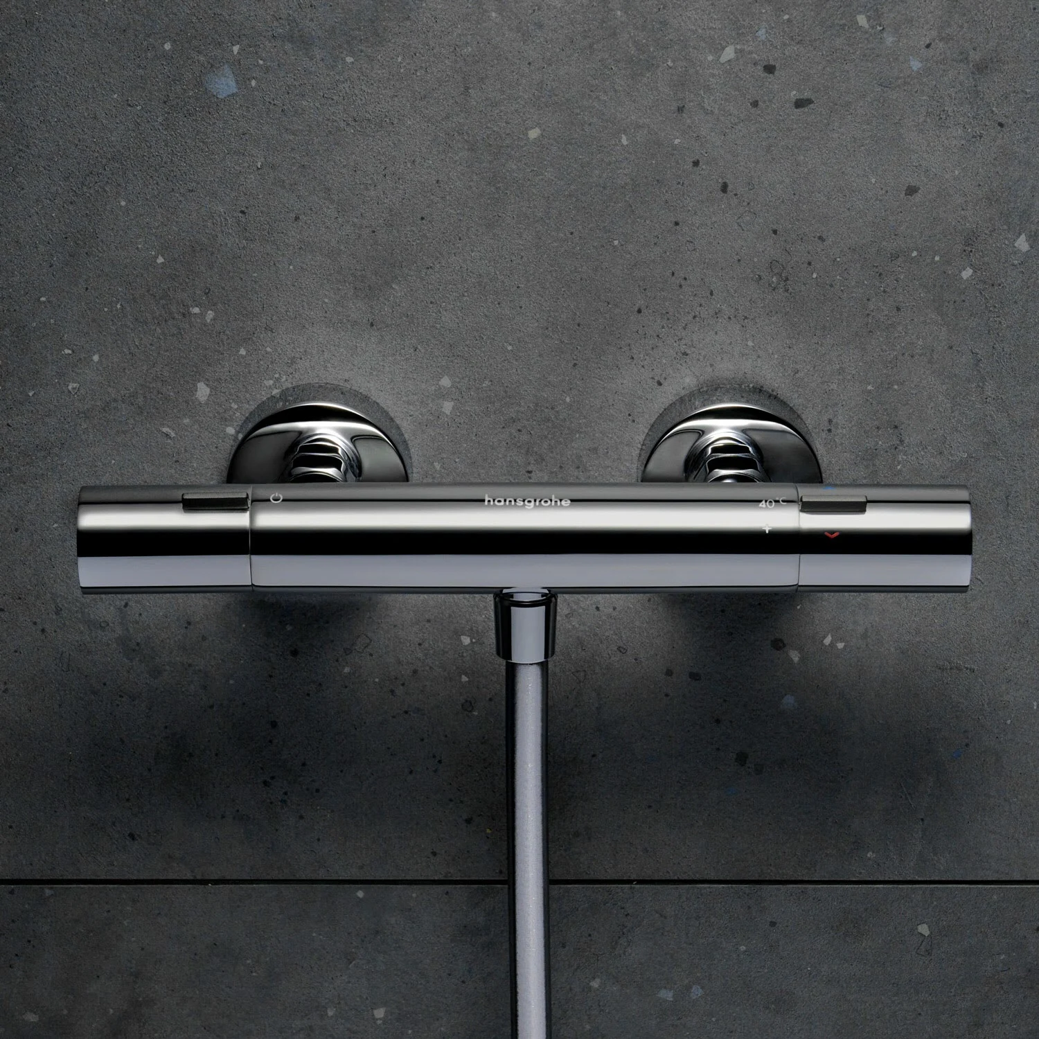 Termostat prysznicowy zamontowany na szarej ścianie łazienki, hansgrohe