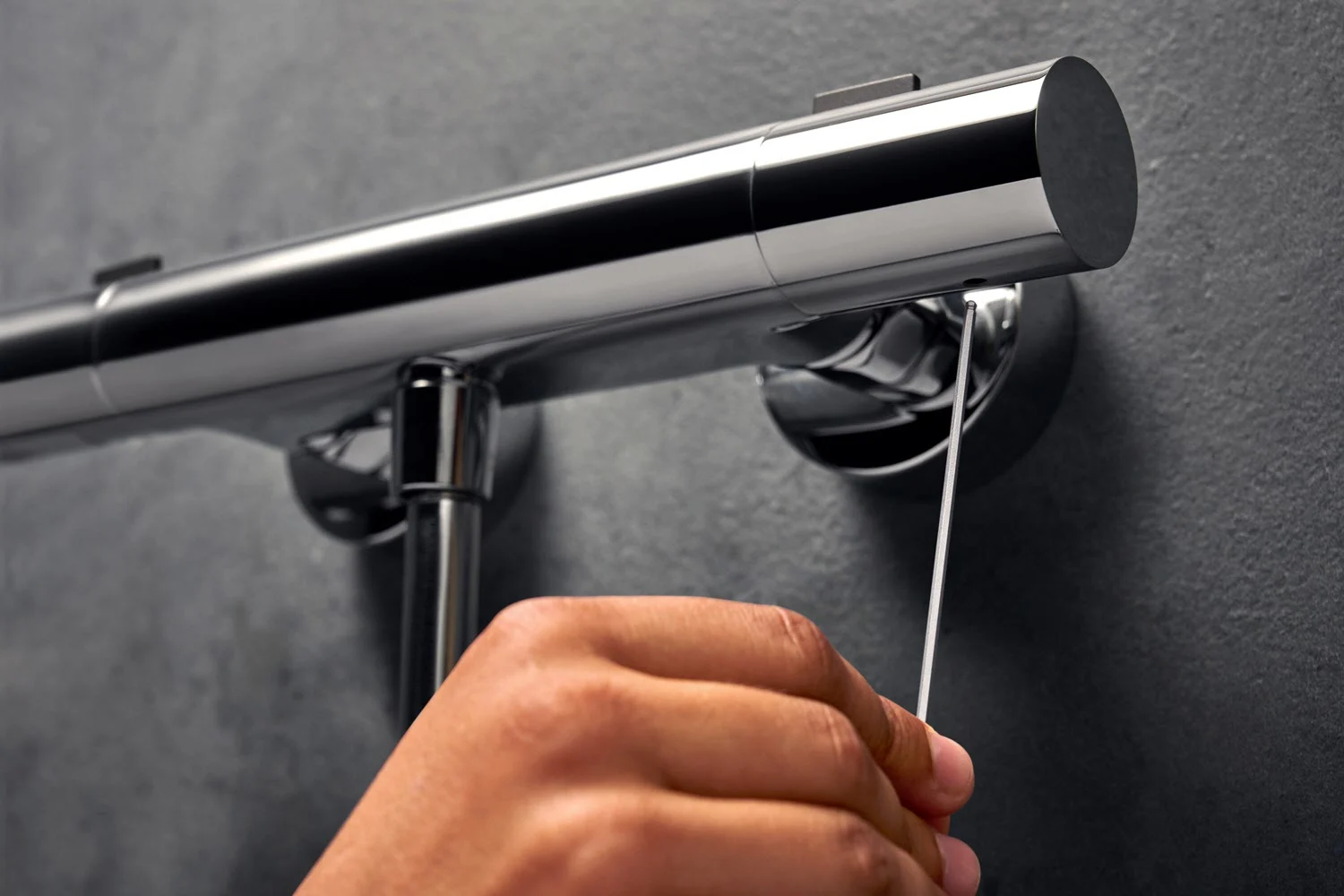 Zbliżenie termostatu prysznicowego z ręką, hansgrohe