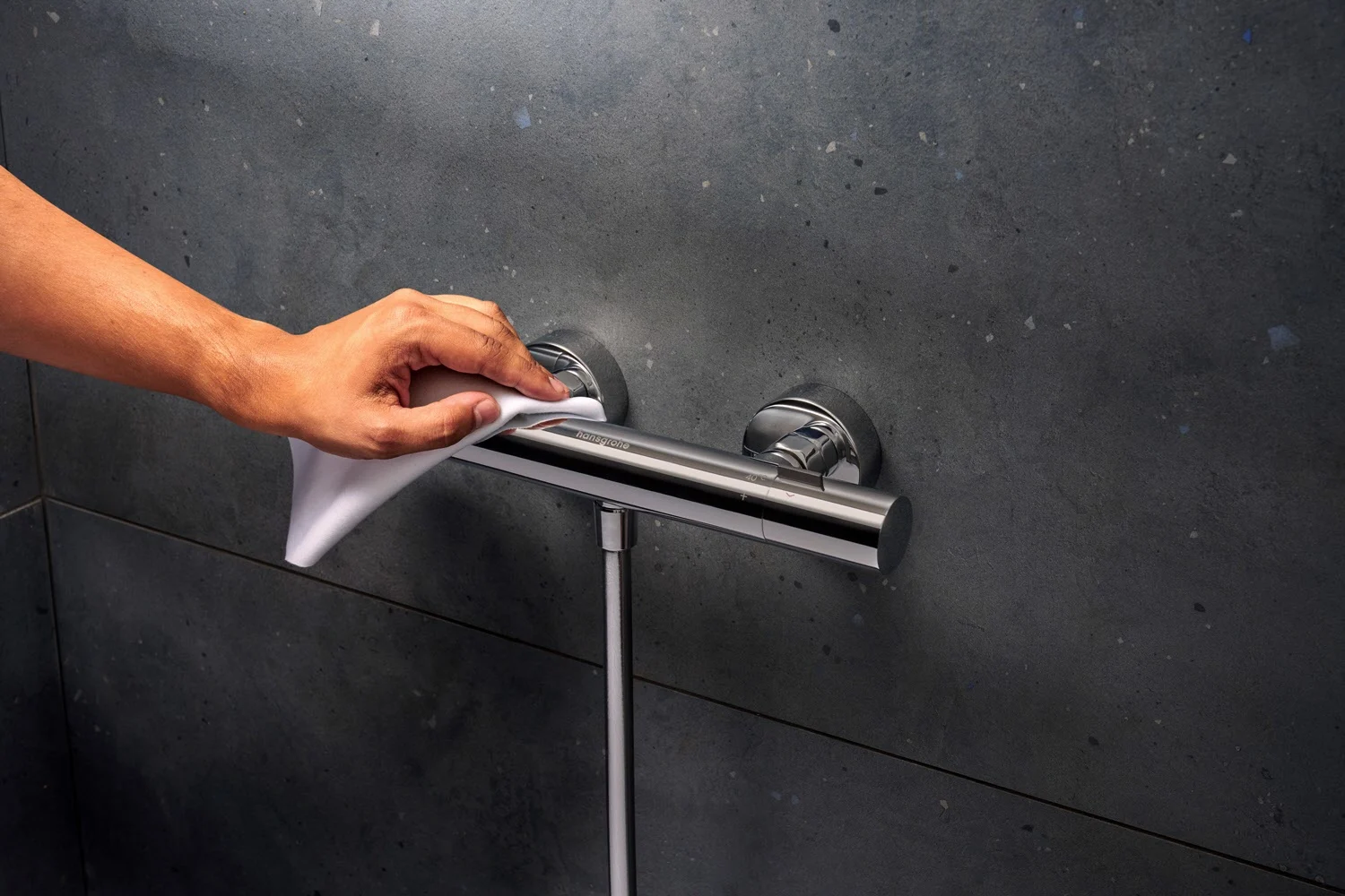 Ręka czyszcząca termostat prysznicowy na ścianie, hansgrohe