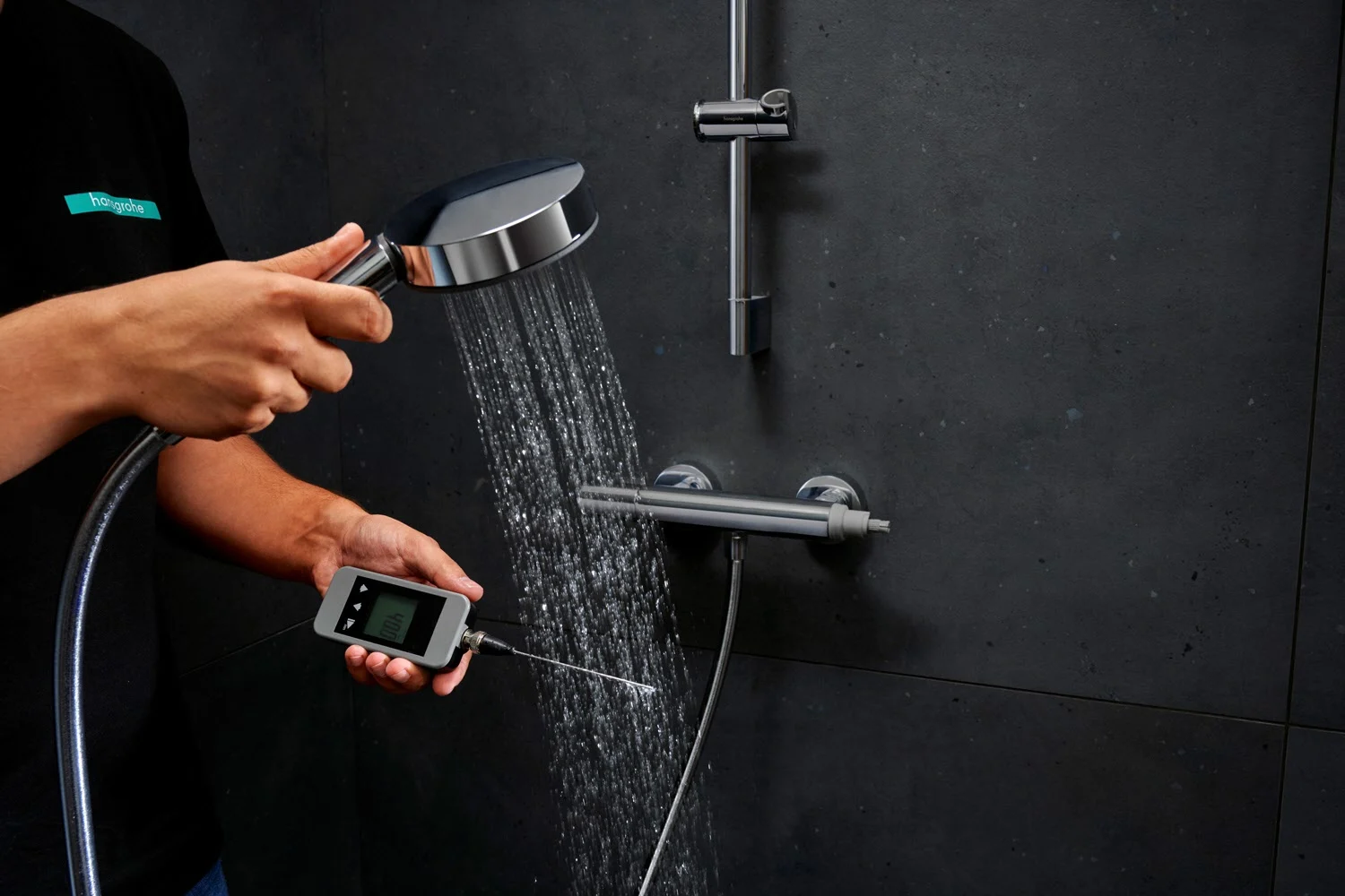 Słuchawka prysznicowa z strumieniem wody i miernikiem w łazience, hansgrohe