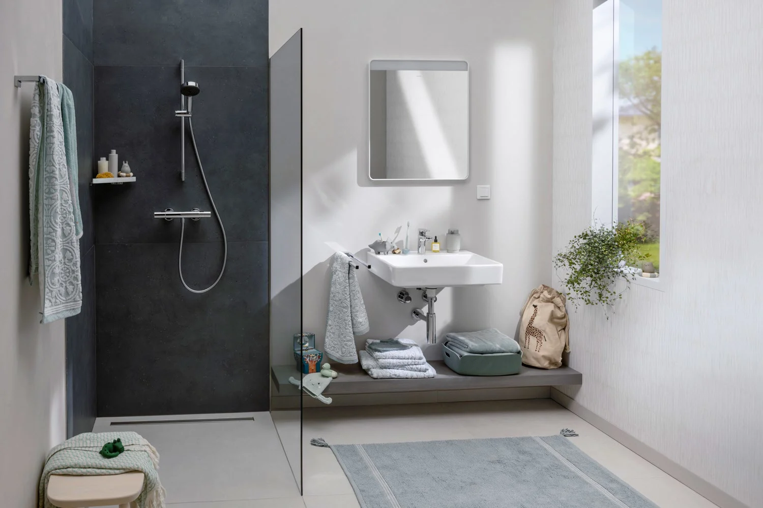 Jasna łazienka z prysznicem i umywalką, hansgrohe