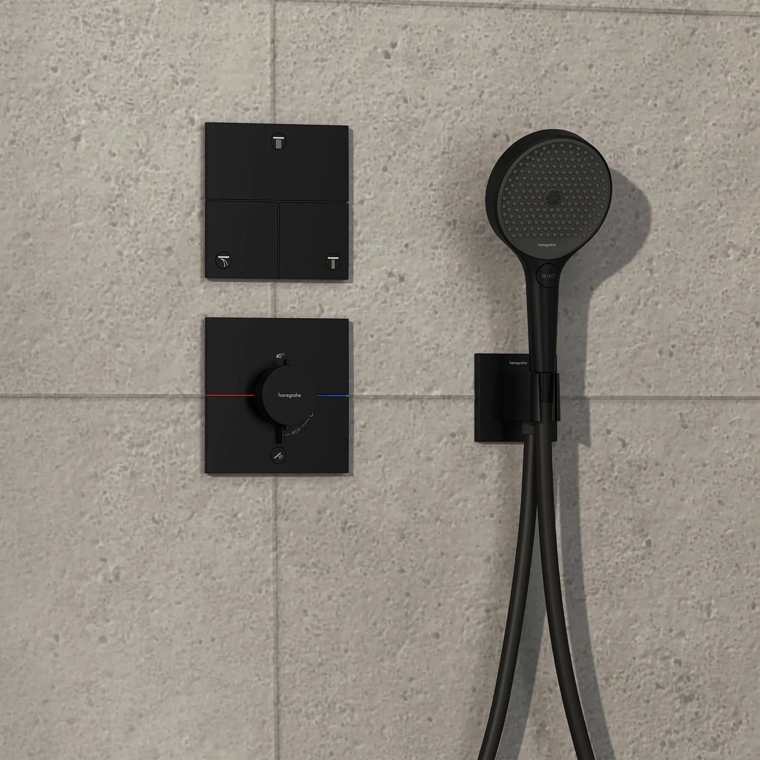 Czarny system prysznicowy na szarej ścianie, hansgrohe