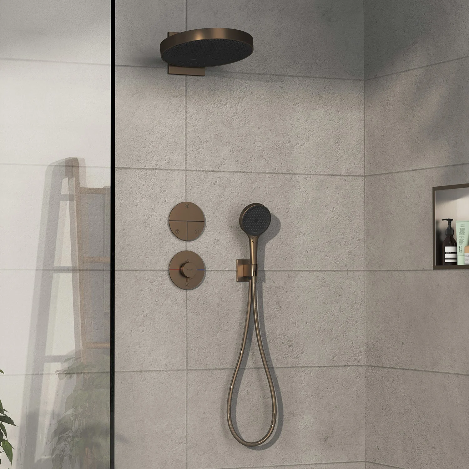 Brązowa armatura prysznicowa w nowoczesnym prysznicu, hansgrohe