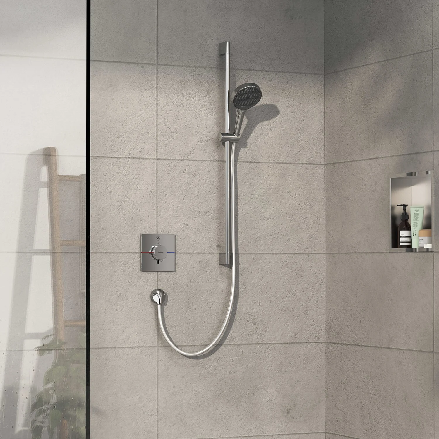 Srebrna armatura prysznicowa w nowoczesnym prysznicu, hansgrohe