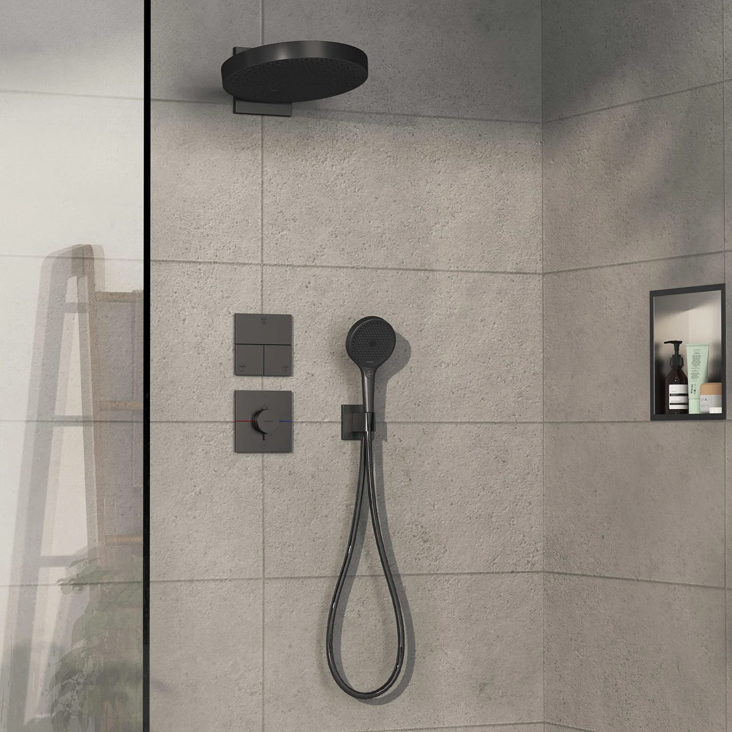 Czarna armatura prysznicowa w nowoczesnej łazience, hansgrohe