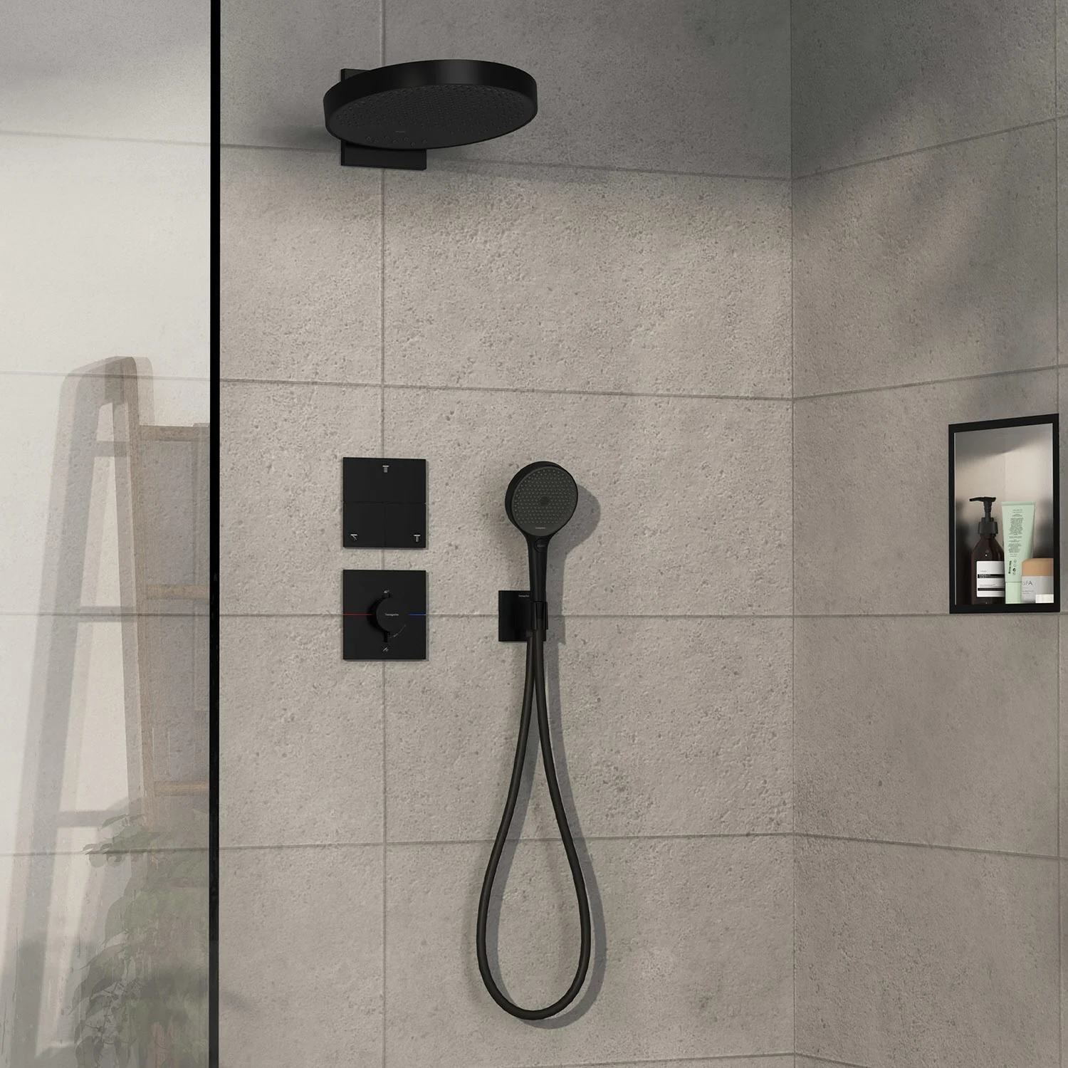 Czarna armatura prysznicowa w nowoczesnej łazience, hansgrohe
