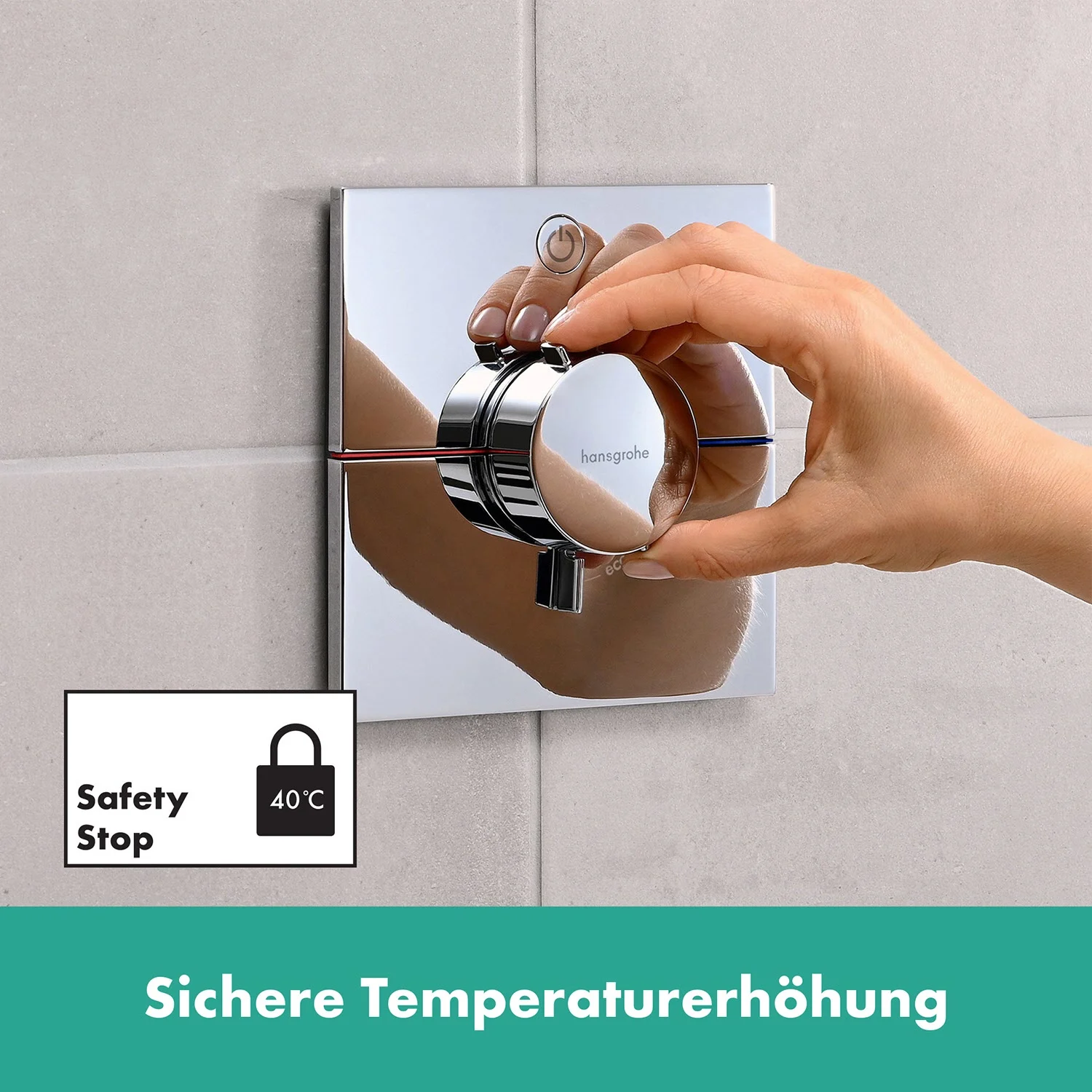 Chromowany termostat z ręką w zbliżeniu, hansgrohe