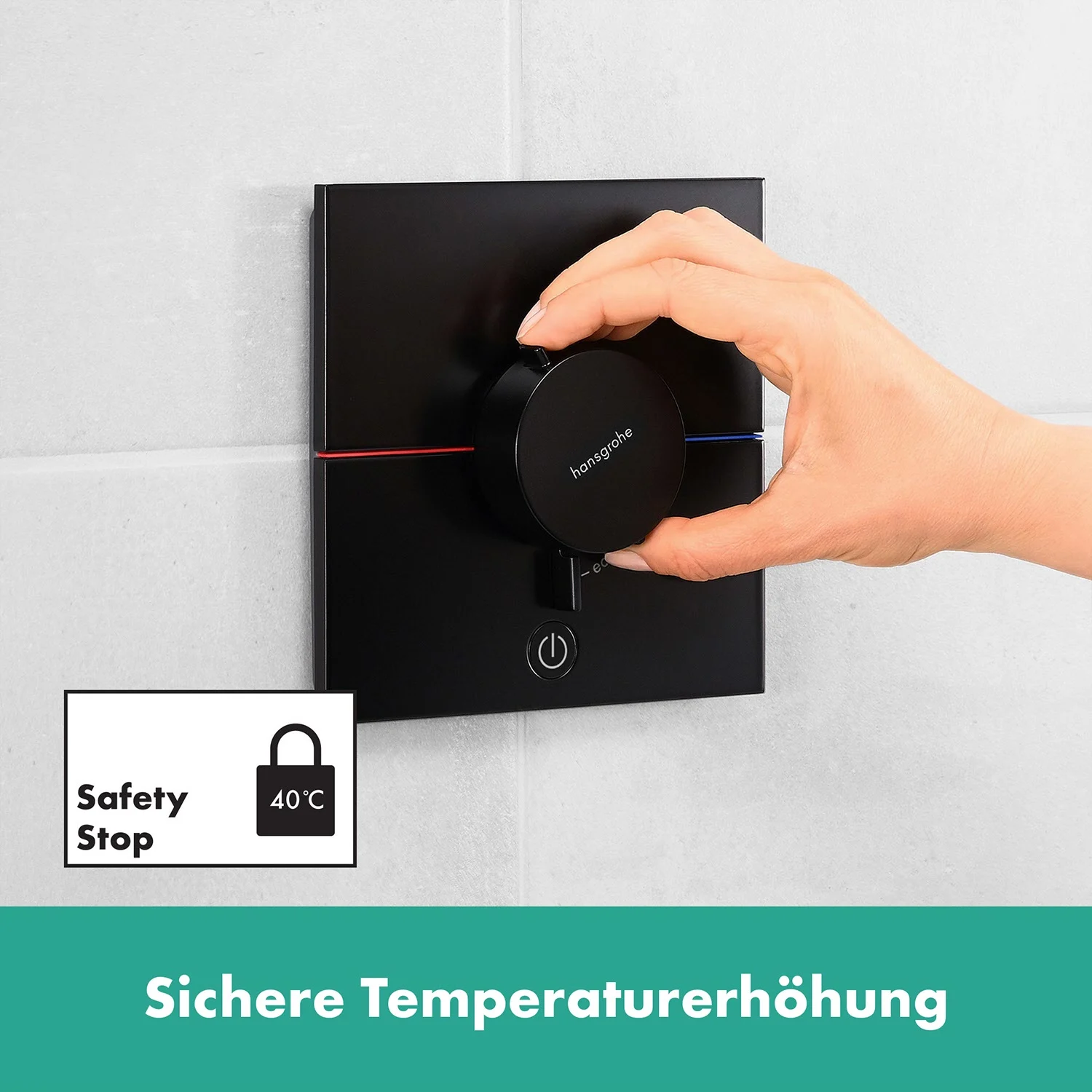 Zbliżenie termostatu z ręką w czarnym wykończeniu, hansgrohe