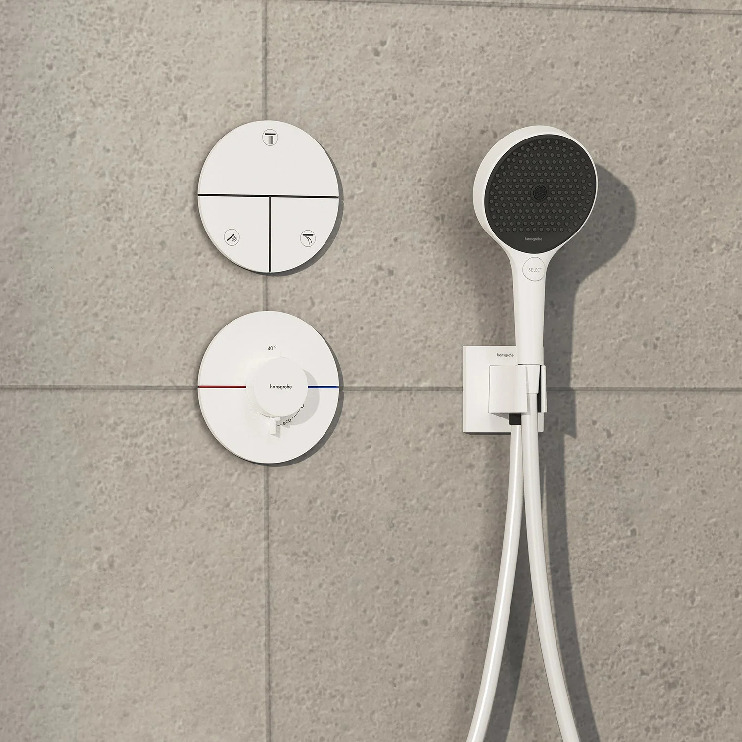 Biała armatura prysznicowa na szarej ścianie z płytek, hansgrohe