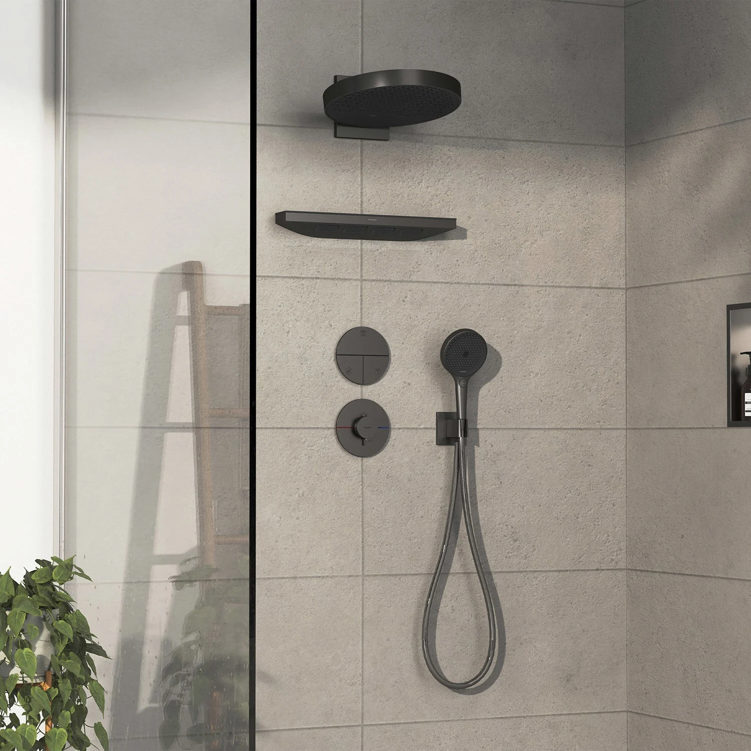 Prysznic z termostatem i słuchawką prysznicową w ciemnoszarym kolorze, hansgrohe