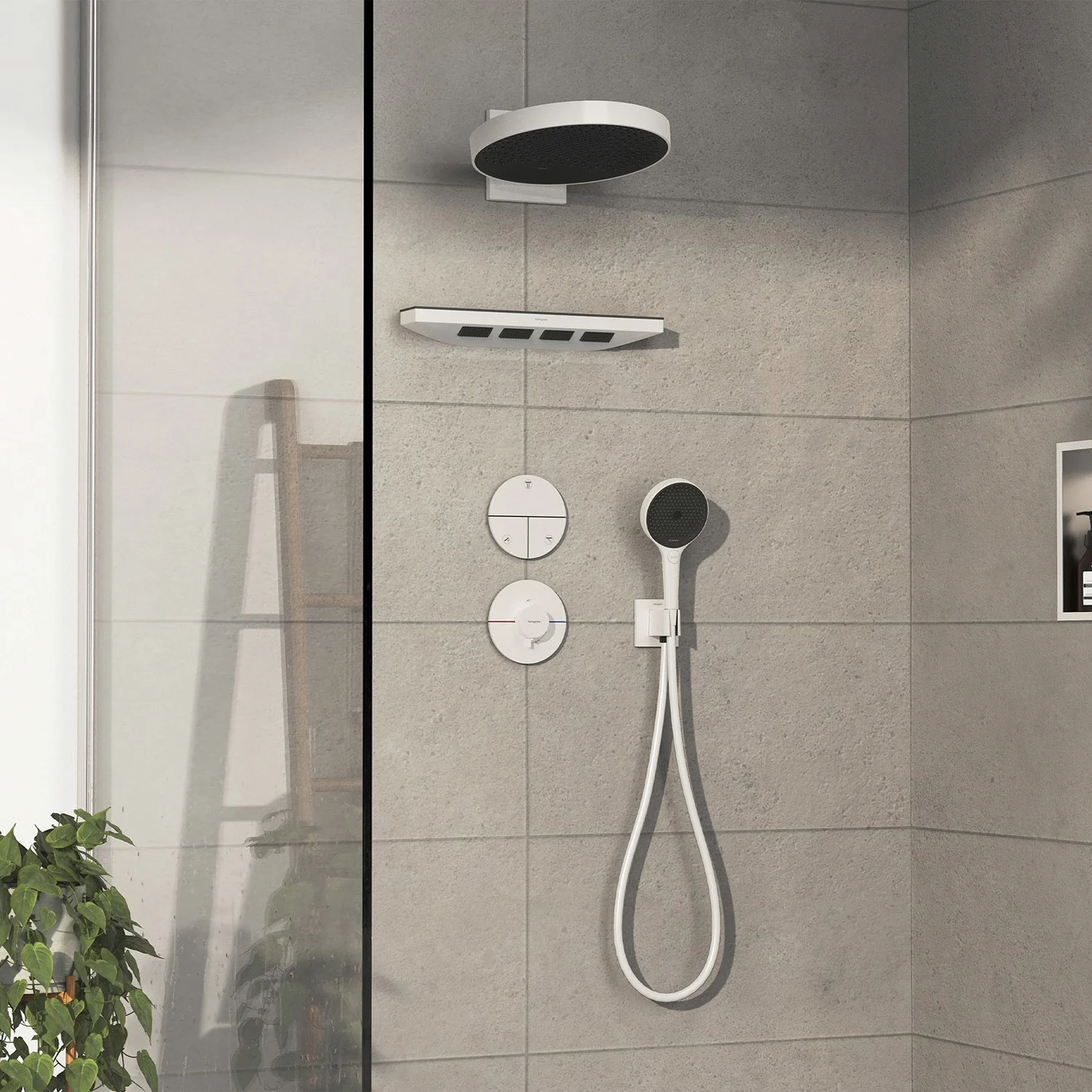 Prysznic z termostatem i słuchawką prysznicową w białym kolorze, hansgrohe