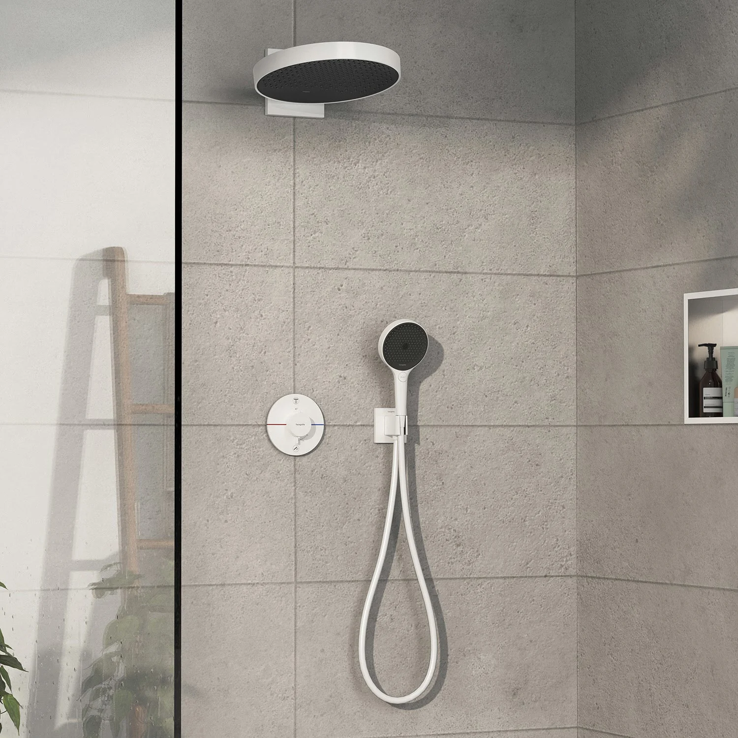 Biały zestaw prysznicowy w kabinie prysznicowej, hansgrohe