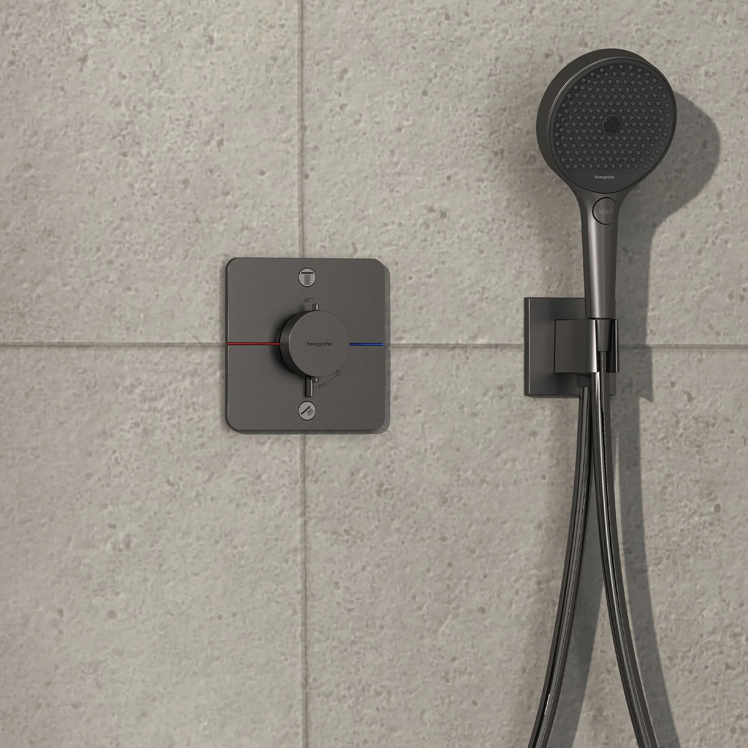 Ciemnoszara armatura prysznicowa na szarej ścianie z płytek, hansgrohe
