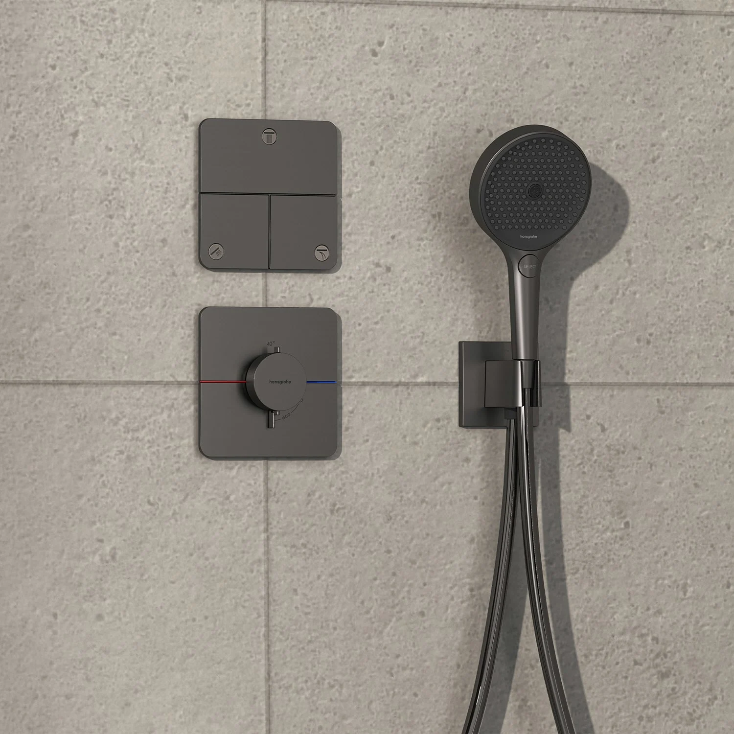 Szara armatura prysznicowa na szarej ścianie z płytek, hansgrohe