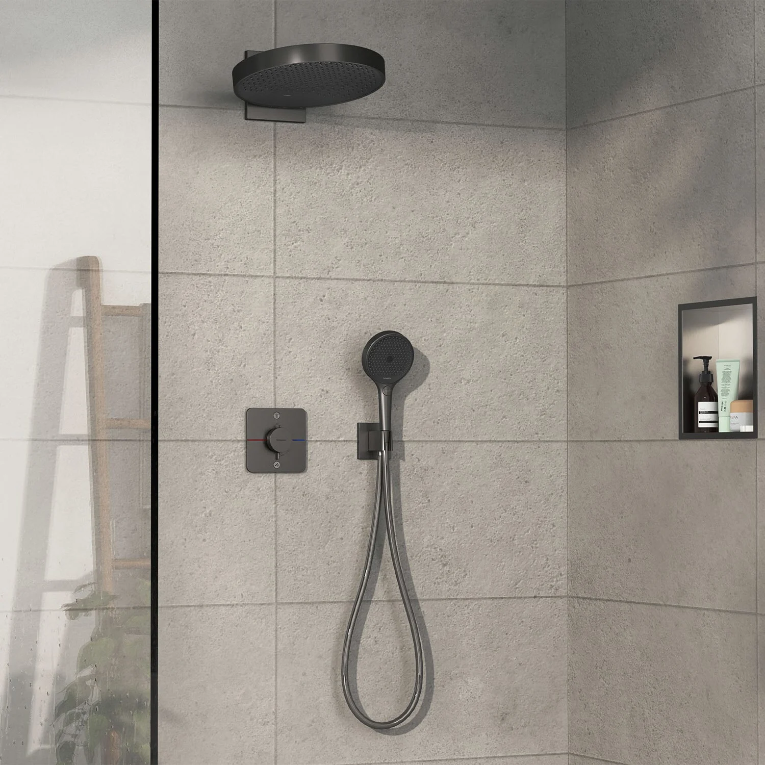 Prysznic z czarnym termostatem i słuchawką prysznicową, hansgrohe