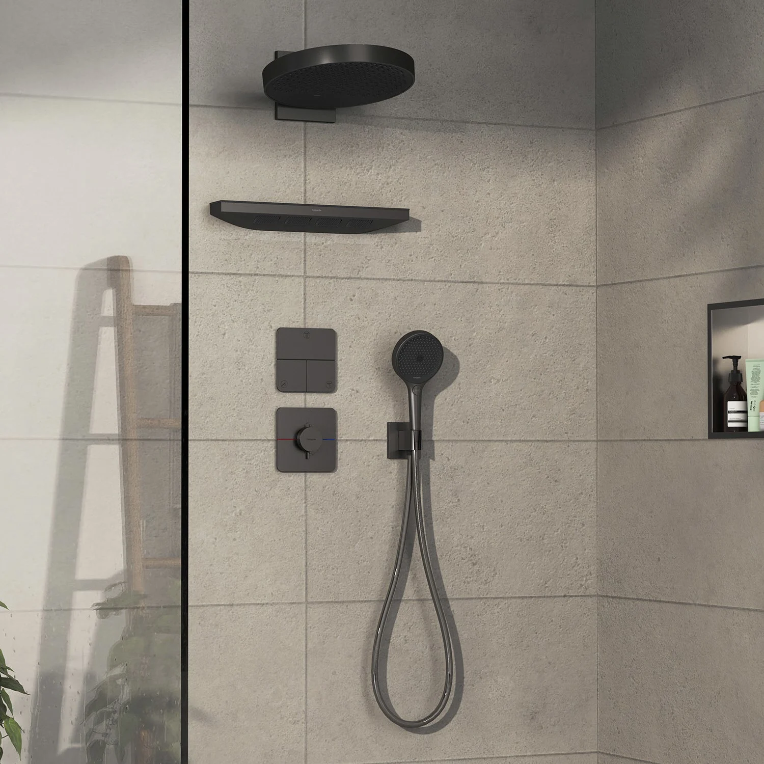 Czarna armatura prysznicowa w nowoczesnym prysznicu, hansgrohe
