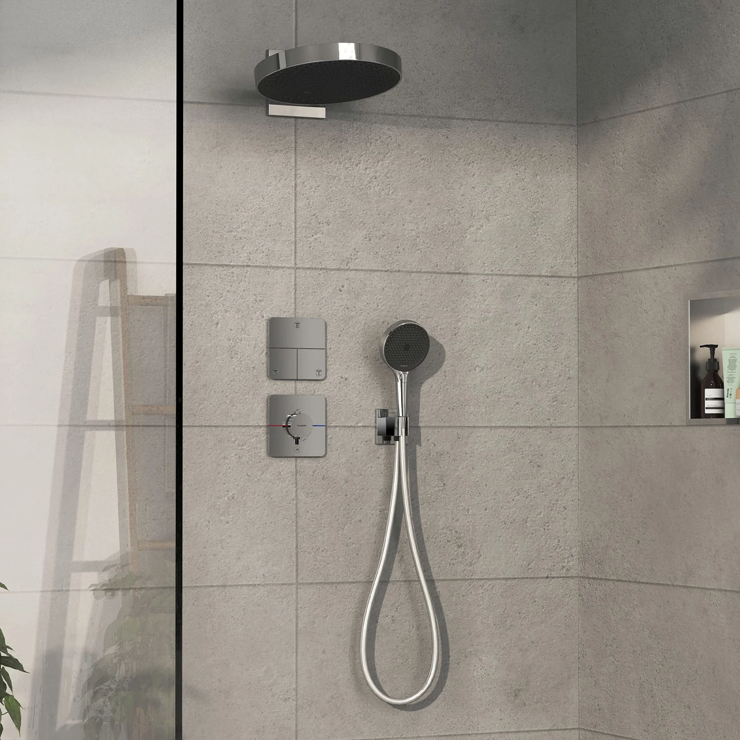 Srebrna armatura prysznicowa w nowoczesnym prysznicu, hansgrohe