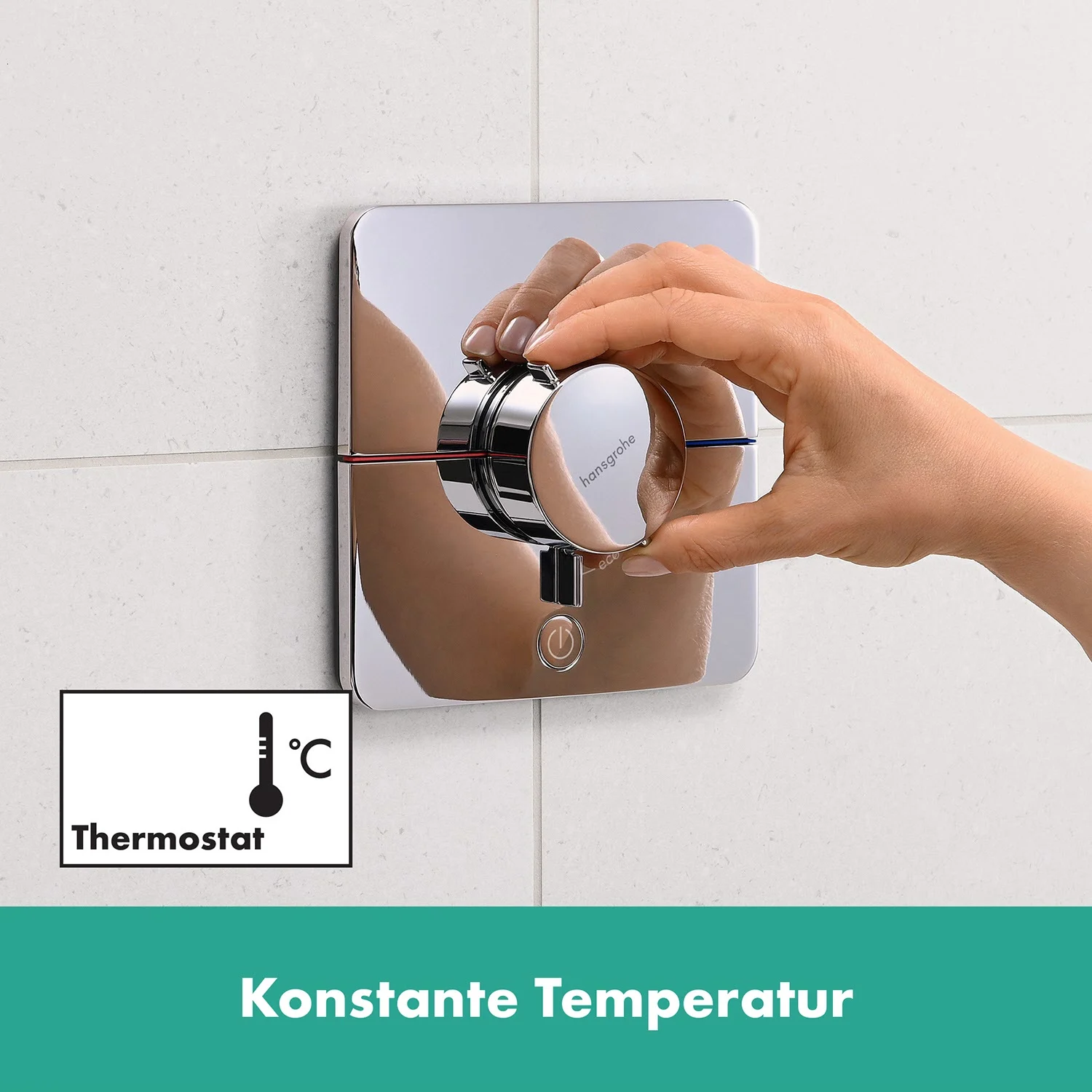 Zbliżenie kwadratowego termostatu prysznicowego na ścianie, hansgrohe