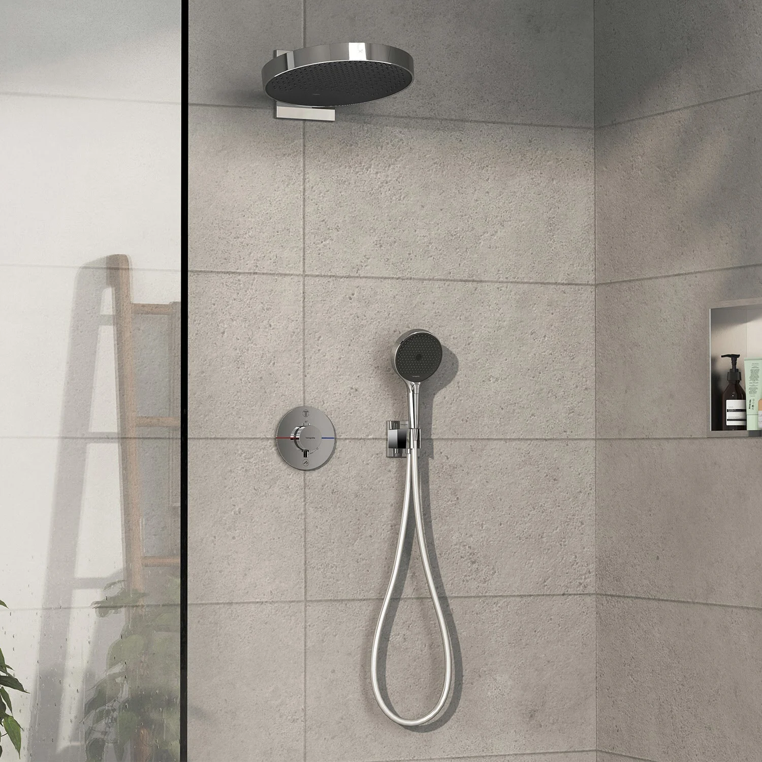 Chromowany zestaw prysznicowy w kabinie prysznicowej, hansgrohe