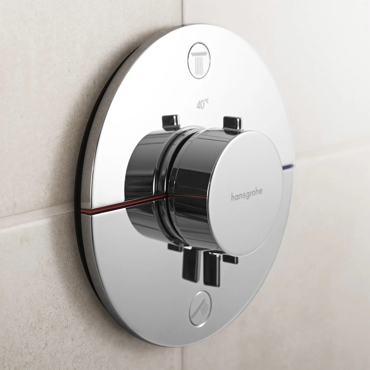 Okrągły chromowany termostat widok z boku na ścianie, hansgrohe