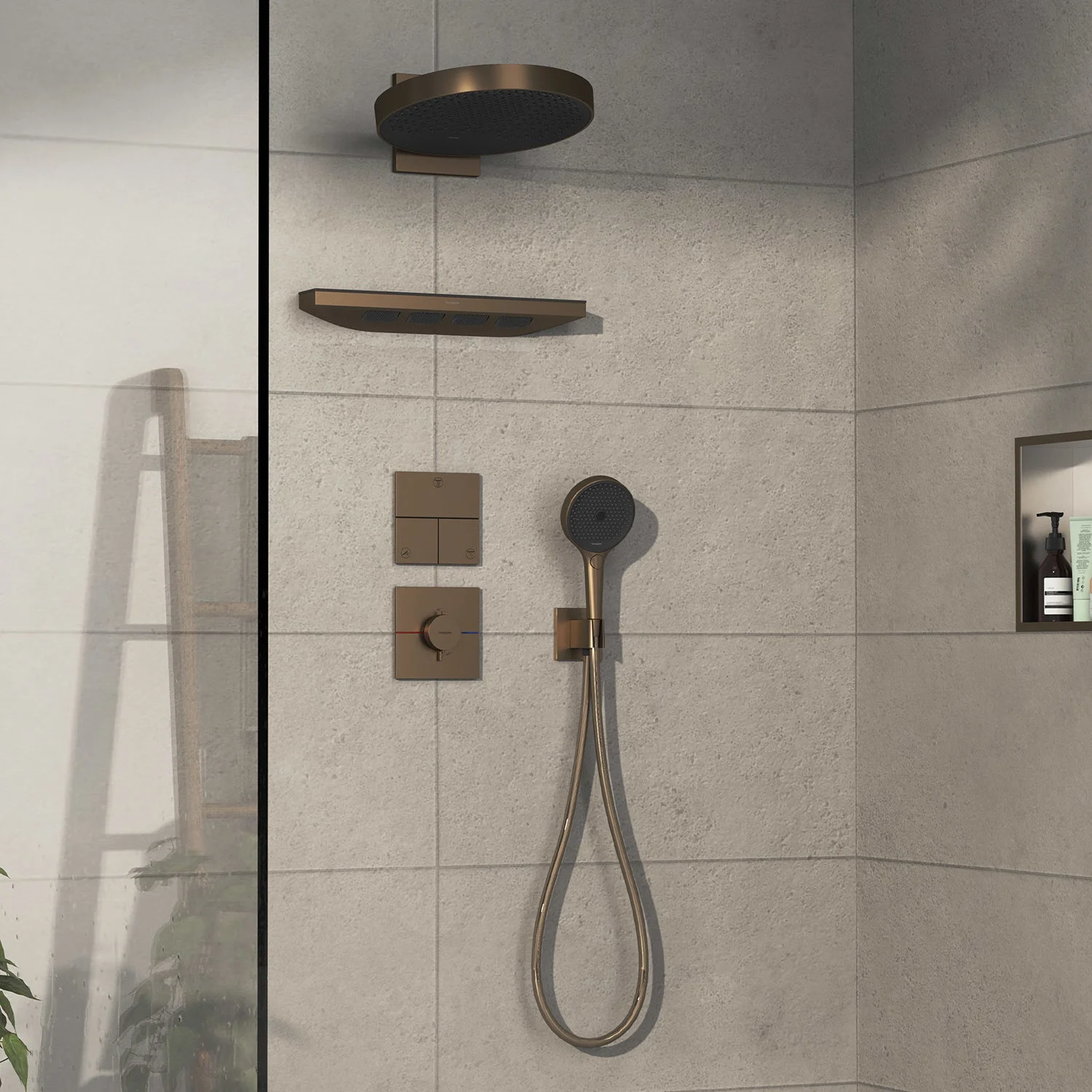 Brązowy system prysznicowy w nowoczesnym prysznicu, hansgrohe
