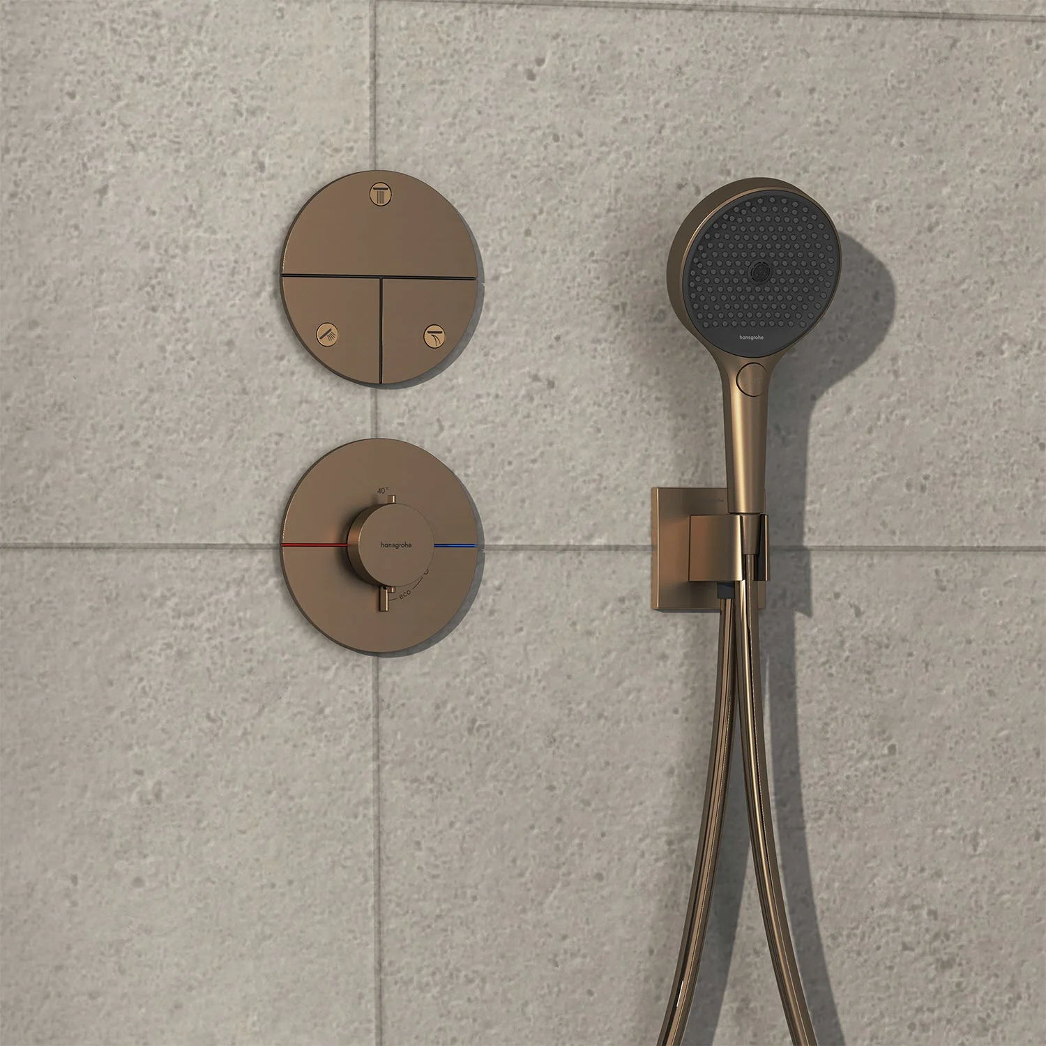 Brązowy system prysznicowy na kafelkowanej ścianie, hansgrohe